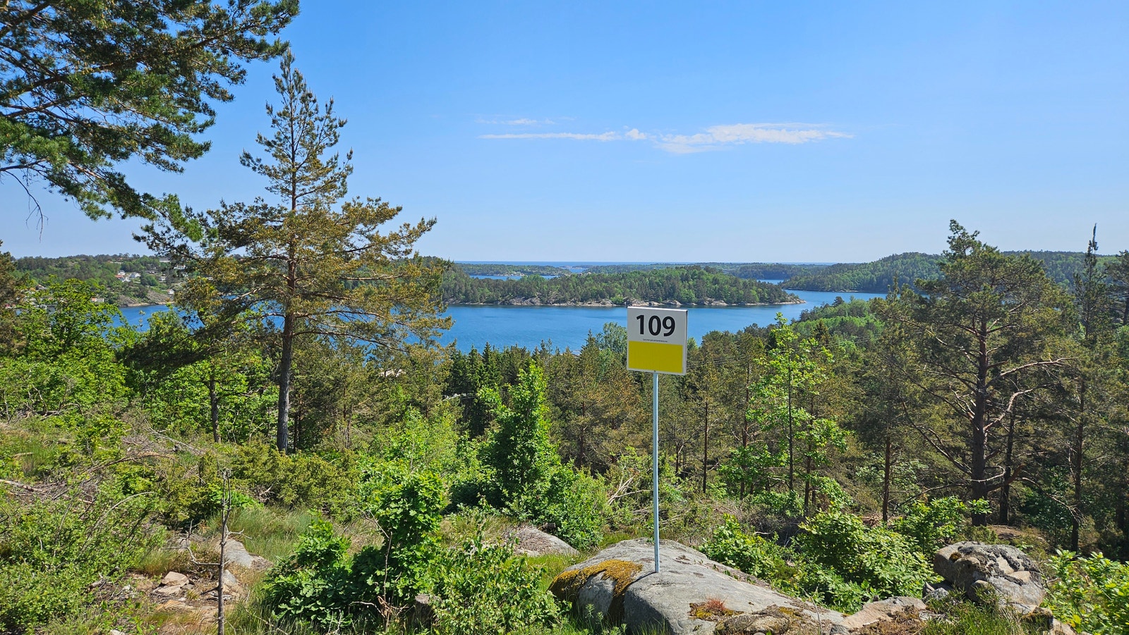Denne tomta er i gul priskategori og koster kr 2.700.000,- + omk. (Dette er råtomt med vei, vann, kloakk, strøm og fiber til grensa). Galleribilde
