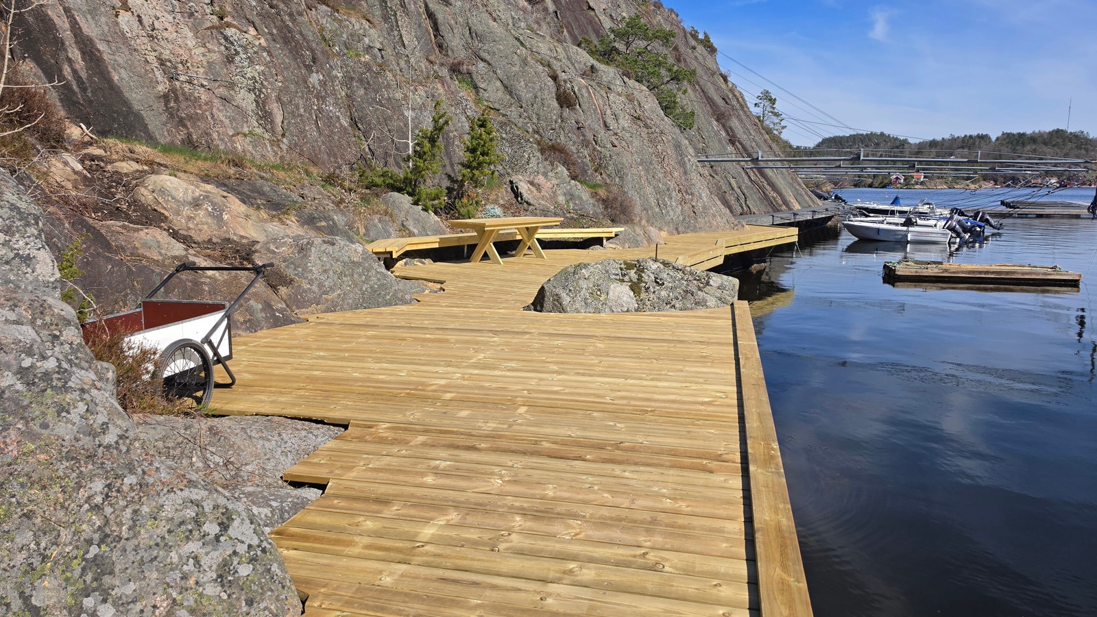 Nylig utviklet strandområde som bindes sammen med båthavnen gjennom en hyggelig bryggesti Galleribilde