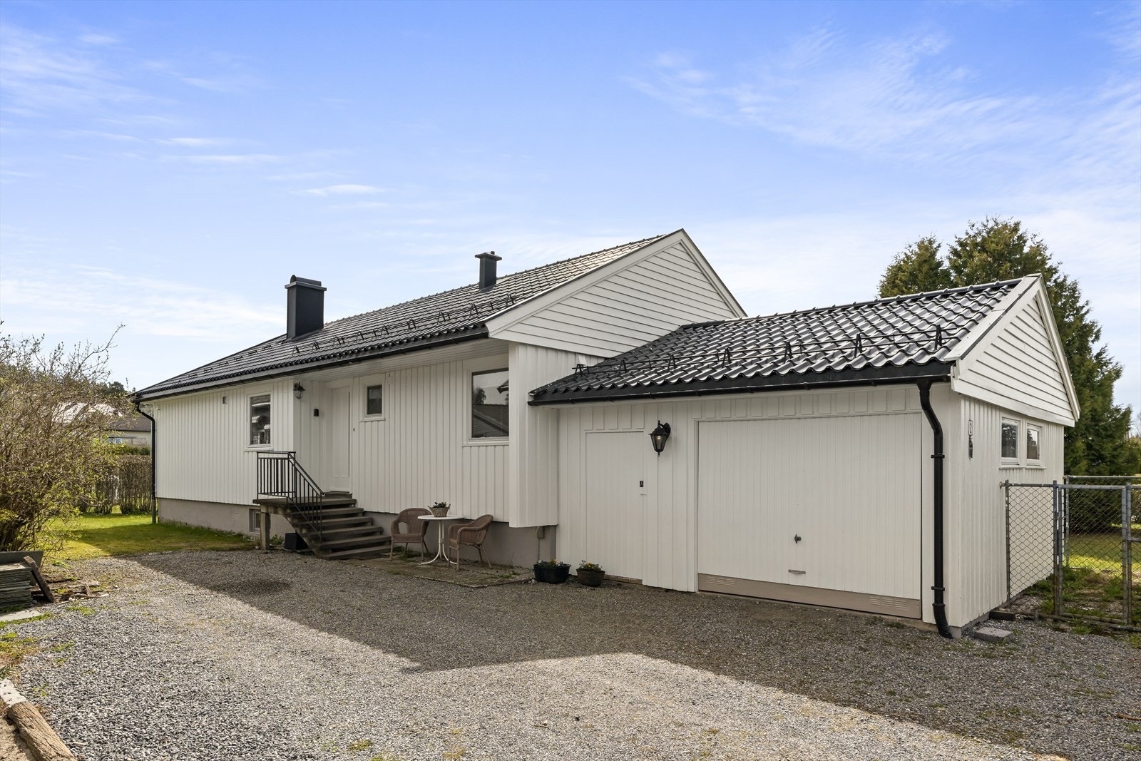 Garasje og oppstillingsplasser i innkjørsel Galleribilde
