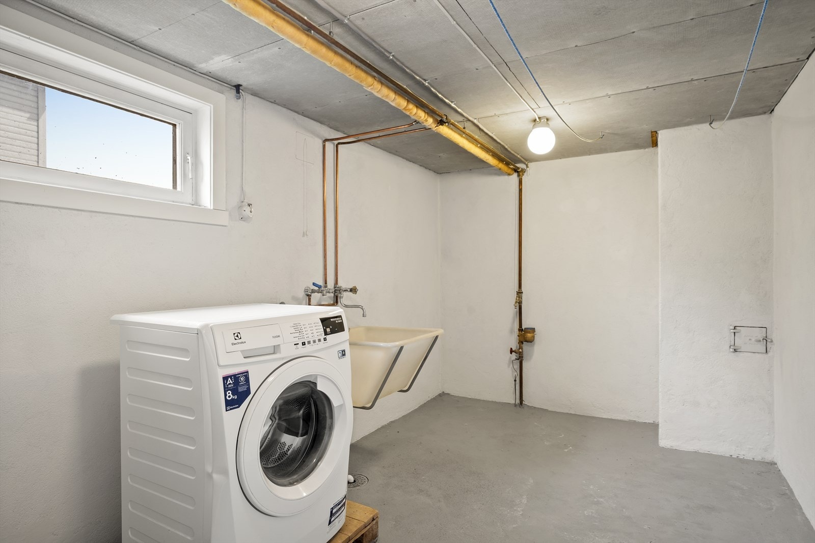 Stor kjeller med vaskerom Galleribilde