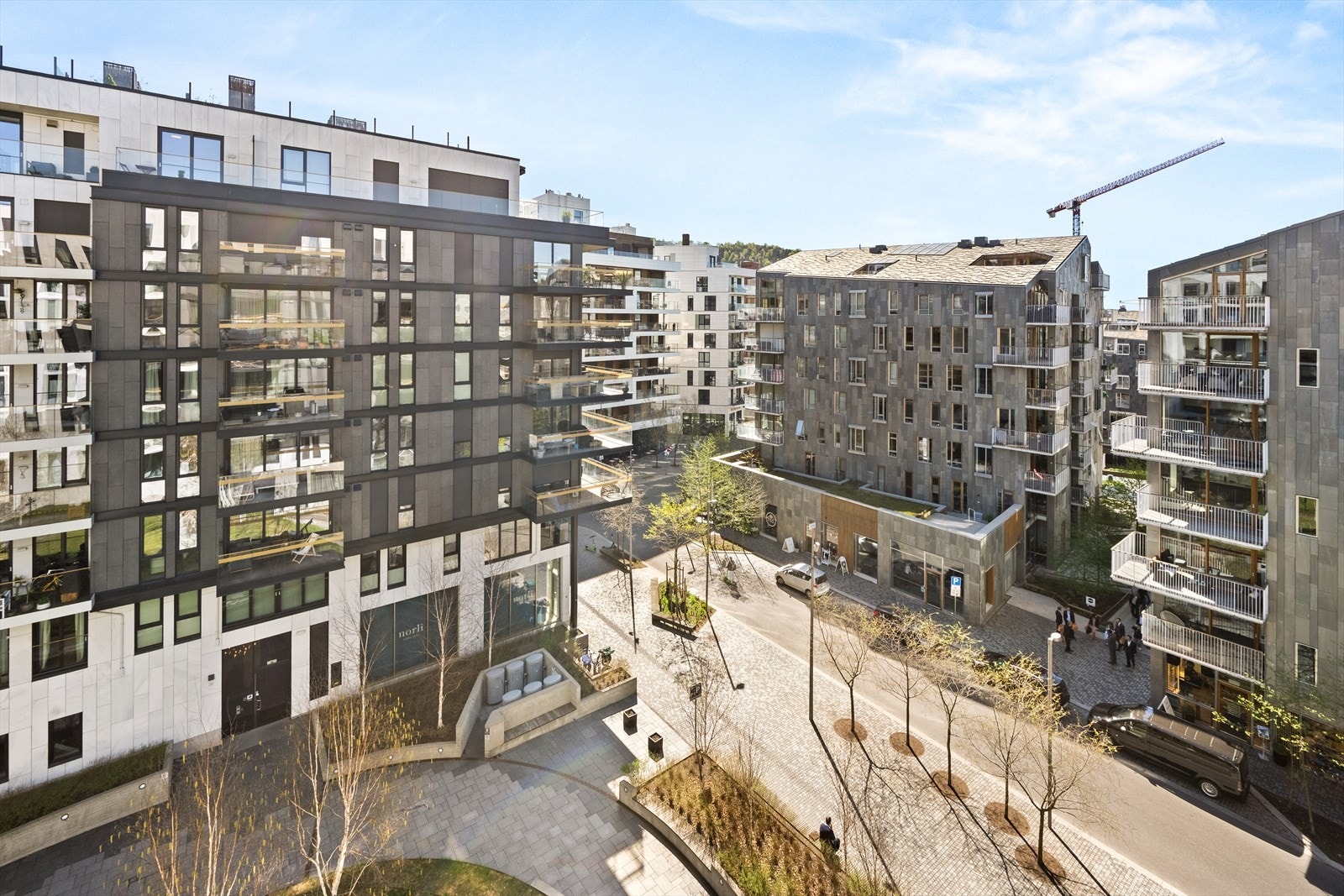 Balkongen vender mot felles og rolig bakgård. Galleribilde