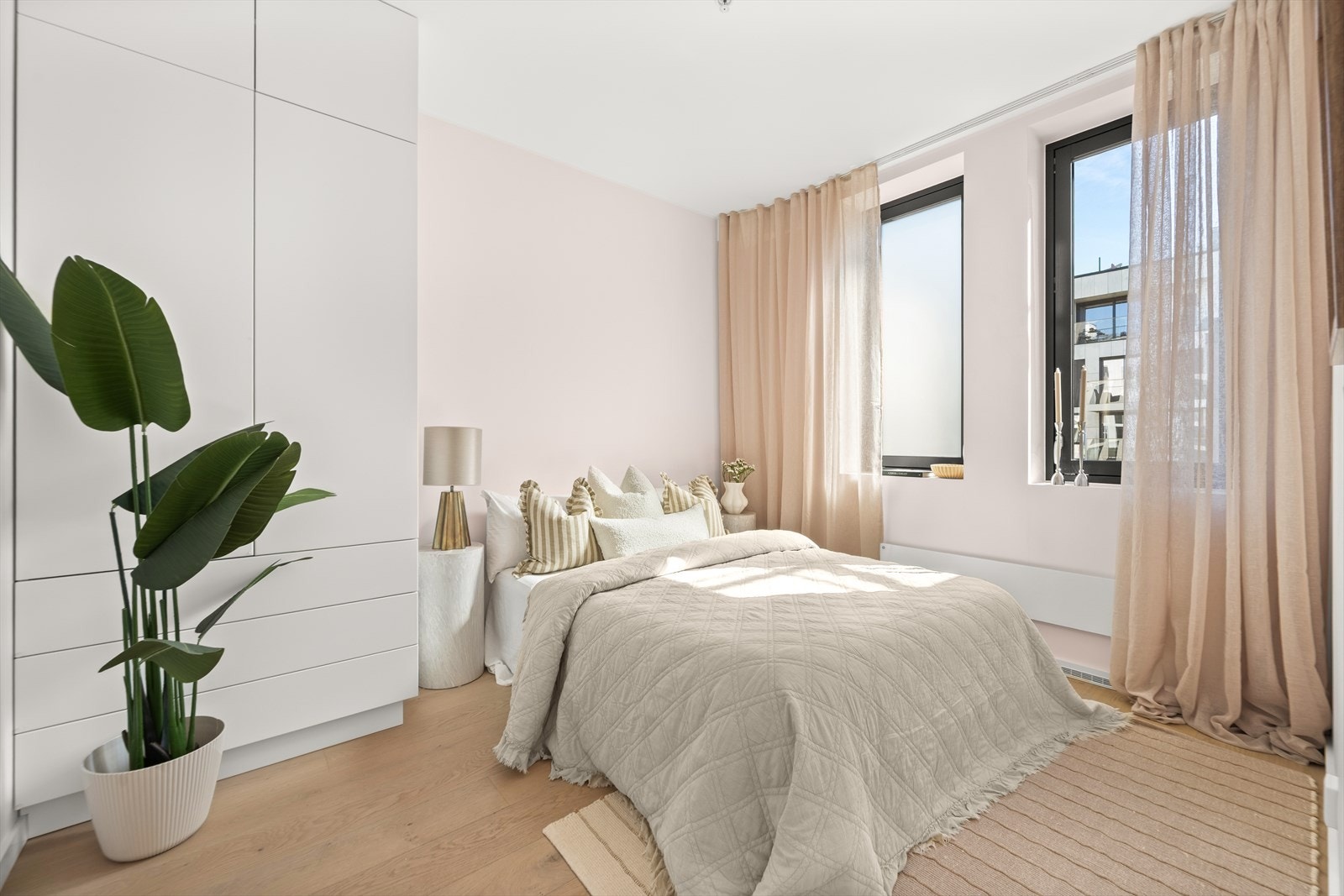 Soverommet er lekkert og godt utnyttet. Her er det plass til dobbeltseng og romslig garderobe. Galleribilde