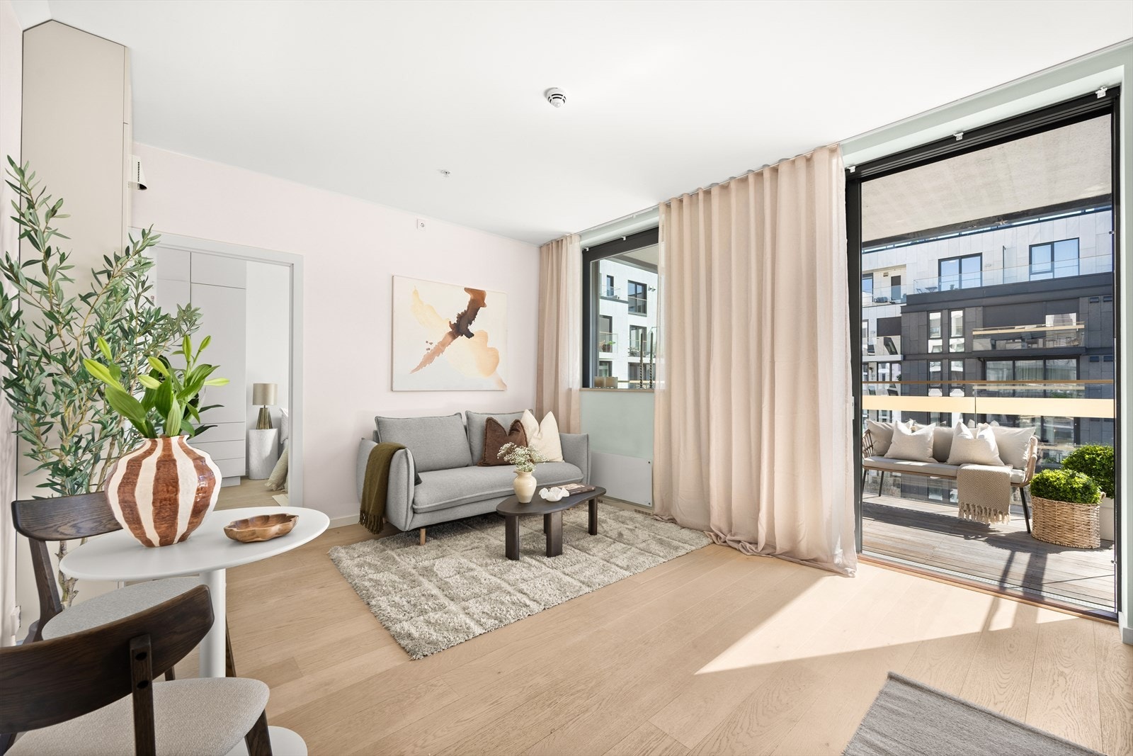 En meget innbydende og lys 2-roms i byggets 6. etasje. Galleribilde