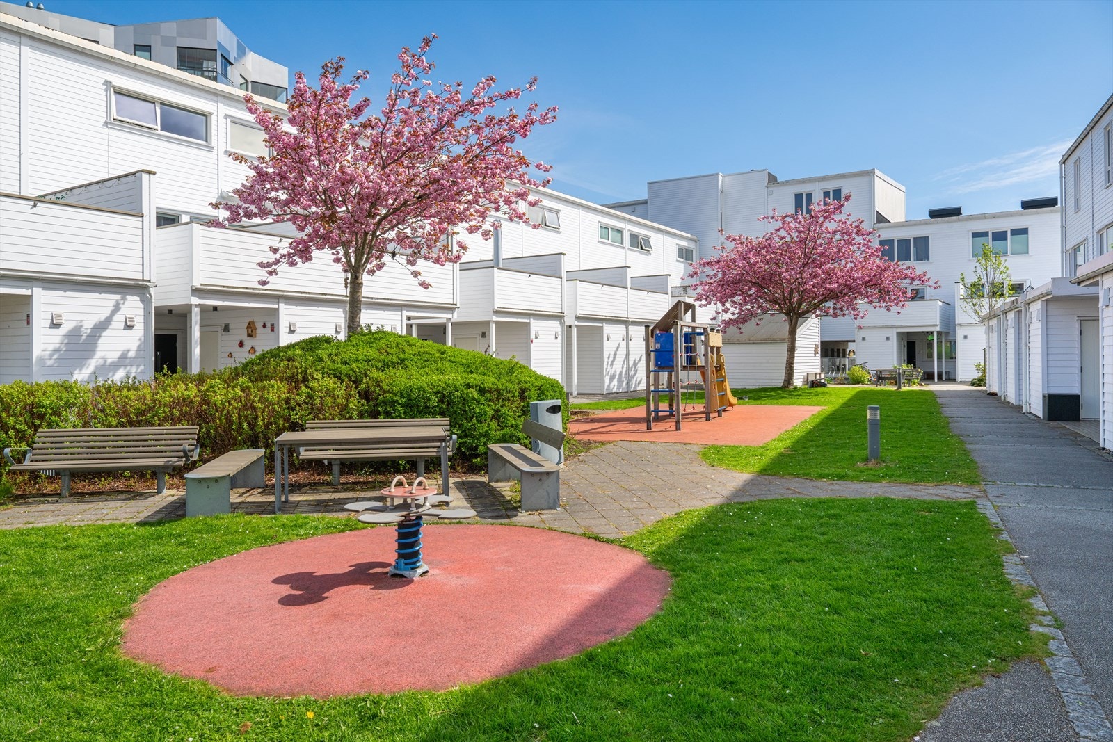 Hyggelig og grønt fellesområde med lekeplass. Galleribilde