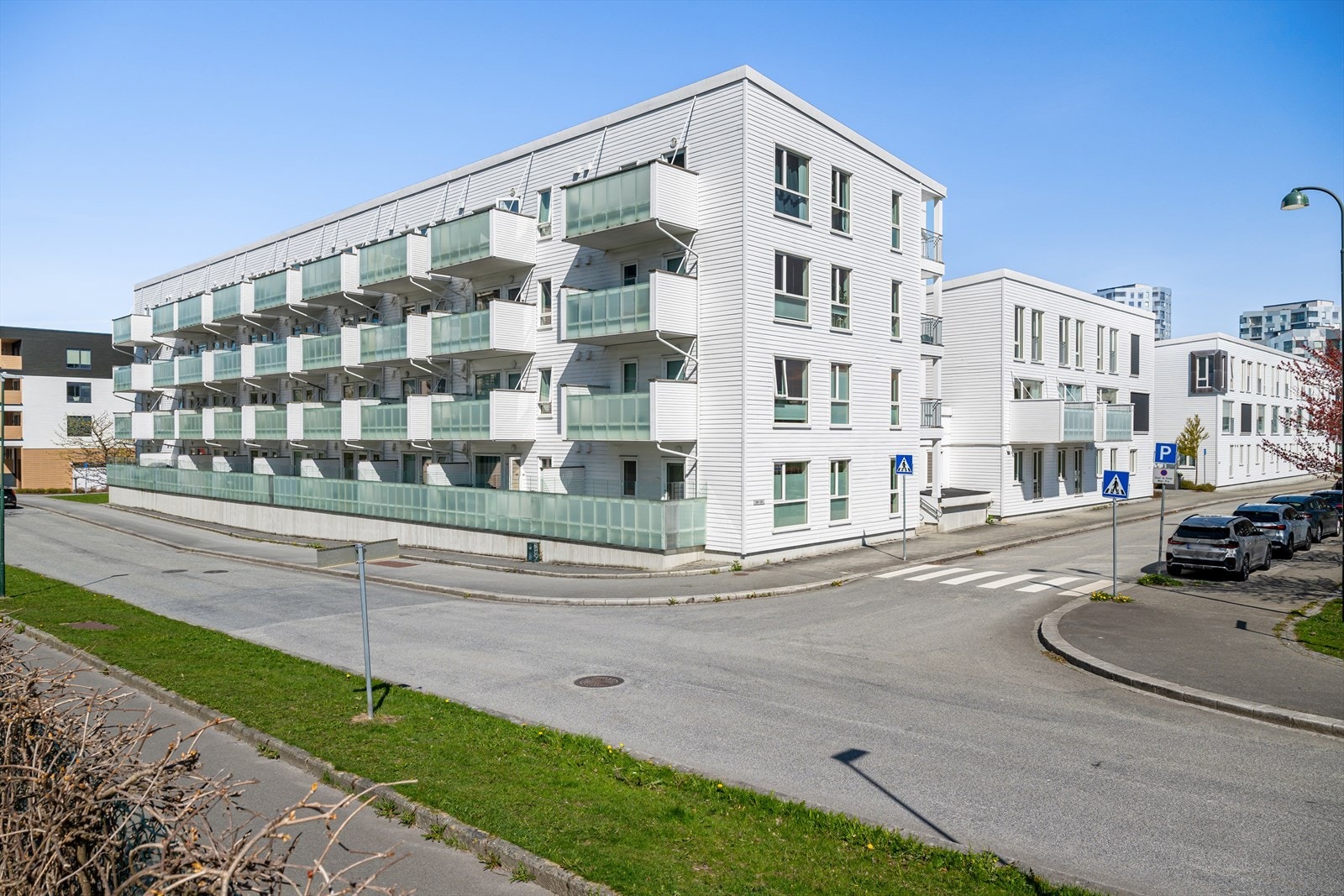 Velholdt og moderne leilighetskompleks med gjennomført arkitektur og gode utearealer. Galleribilde