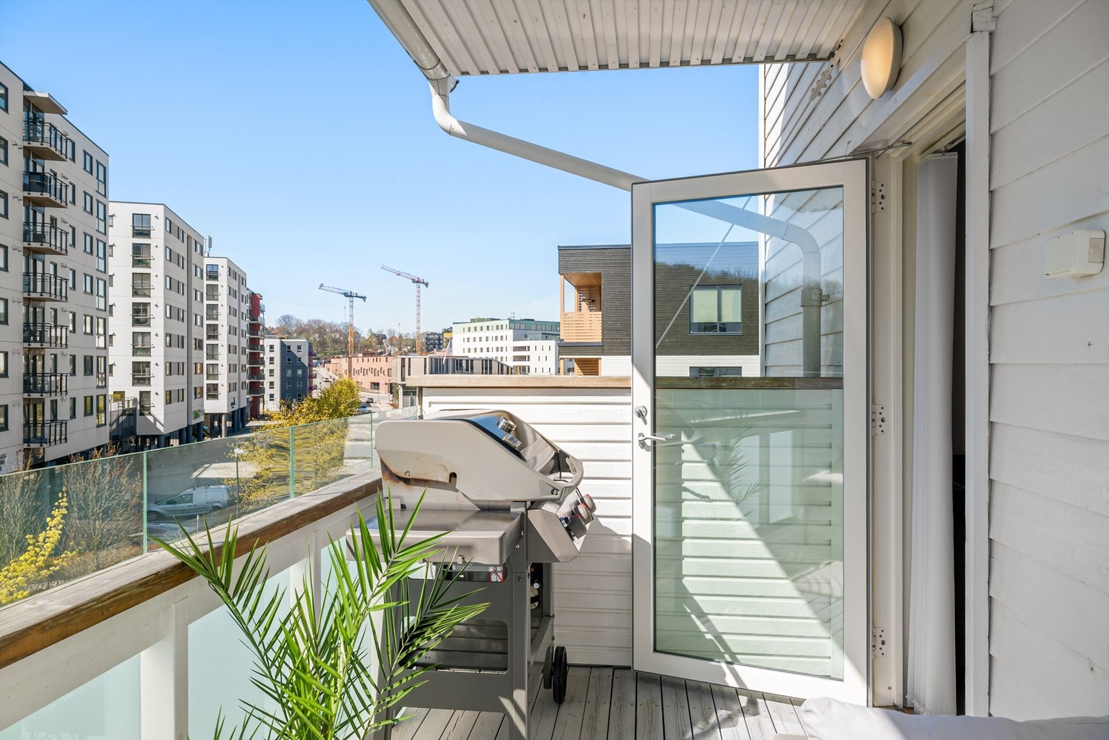 Balkongen er solrik med god plass til utemøbler og grill, en naturlig forlengelse av stuen. Delvis takoverbygd Galleribilde