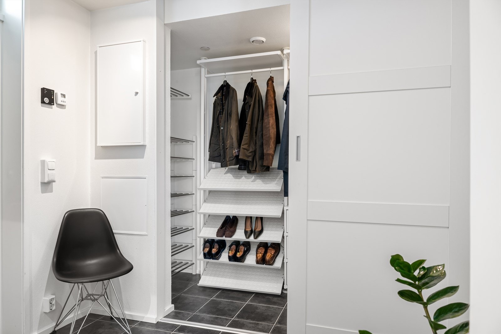 Praktisk entré med skyvedørsgarderobe og gode oppbevaringsløsninger for yttertøy og sko. Galleribilde