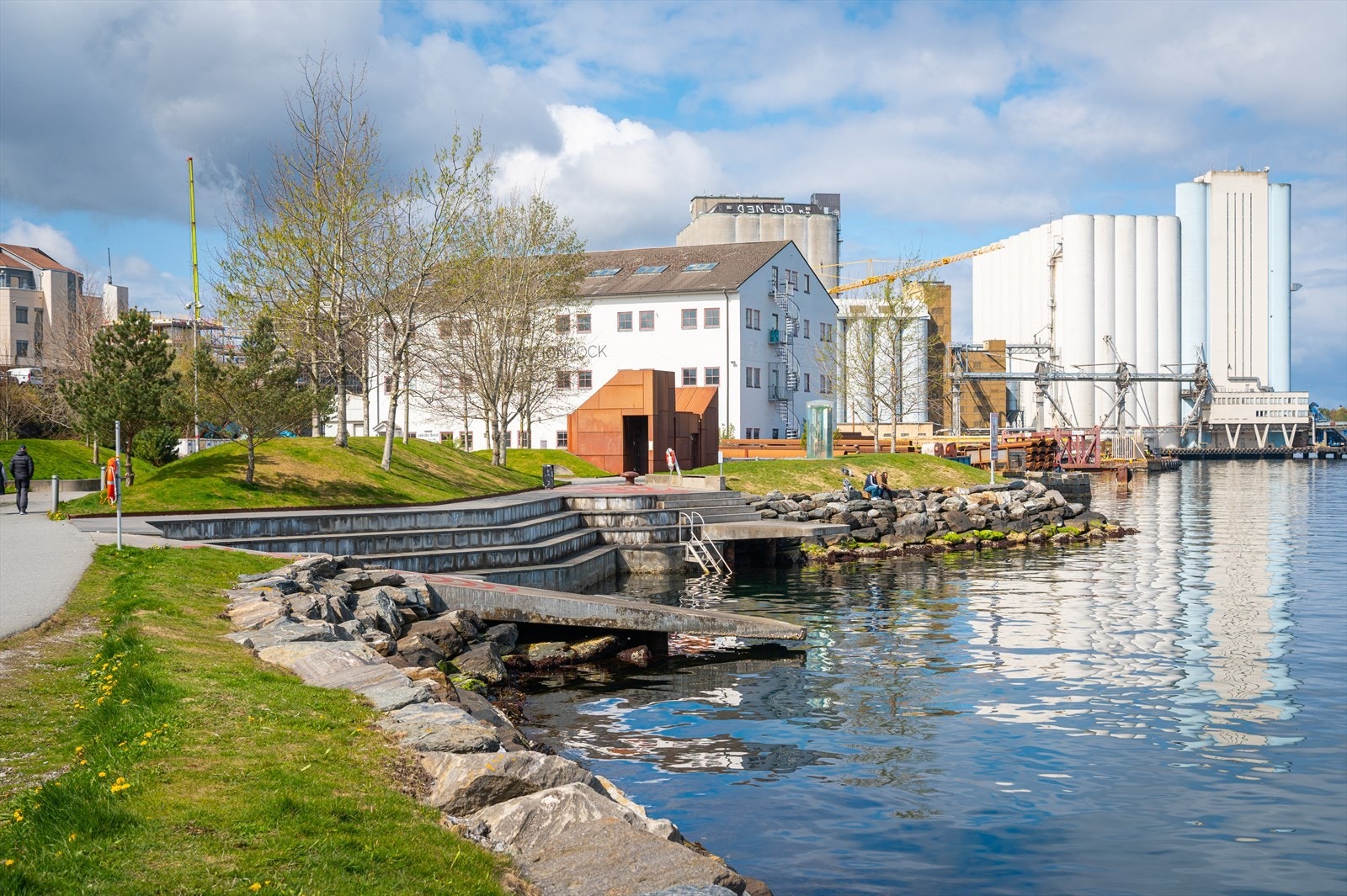 Kort spasertur fra leiligheten finner man Tou Scene med attraktiv sjøfront med tilrettelagt badeplass og flotte oppholdsarealer langs vannkanten. Galleribilde