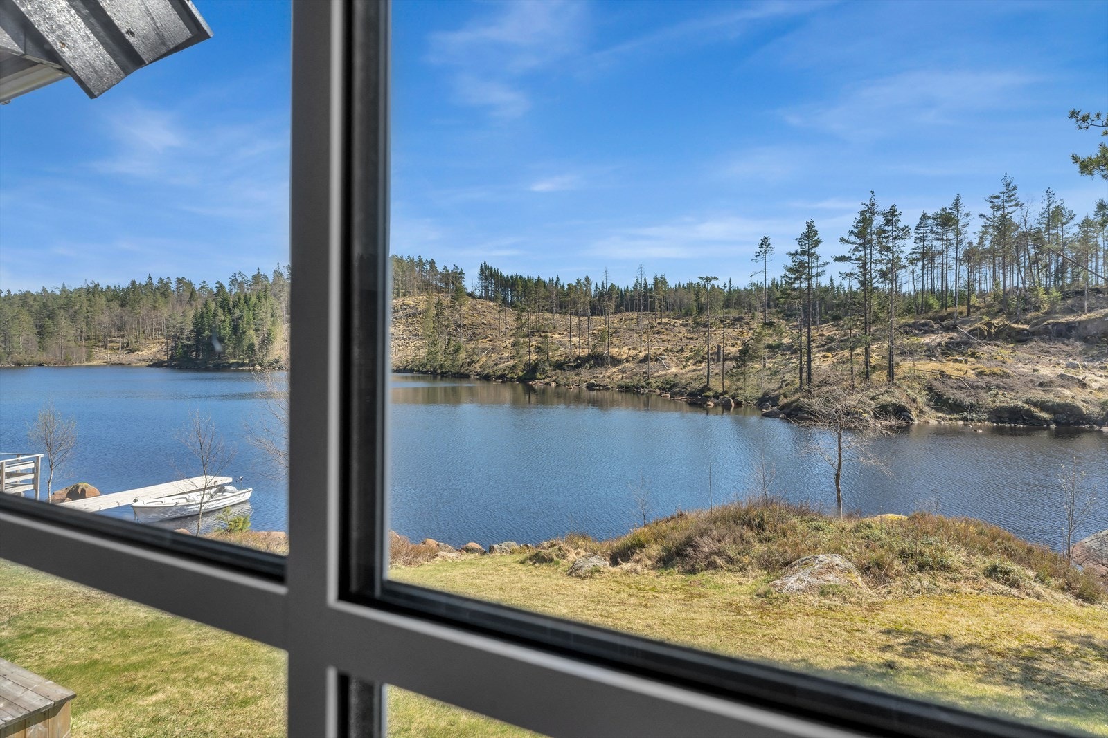 Utsikten over vannet og det omkringliggende landskapet er en konstant påminnelse om den fredelige beliggenheten. Galleribilde