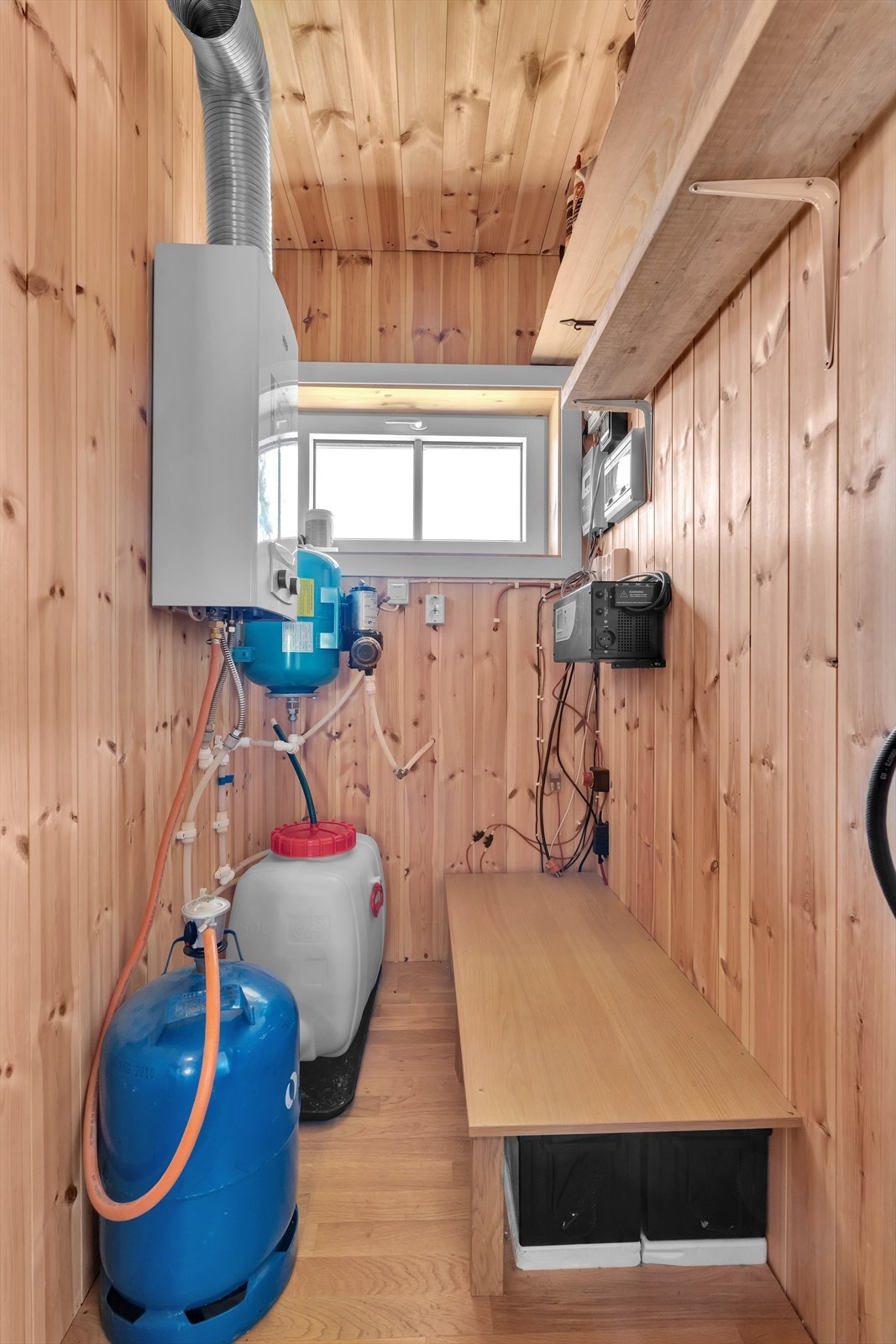 I boden er de tekniske installasjonene samlet, inkludert anlegget for solcellestrøm og en gassdrevet varmtvannsbereder. Galleribilde