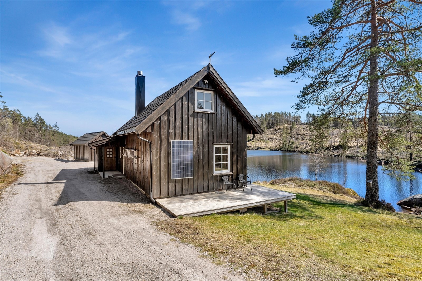 Hytta er utstyrt med solcellepanel som bidrar til strømforsyningen. Galleribilde