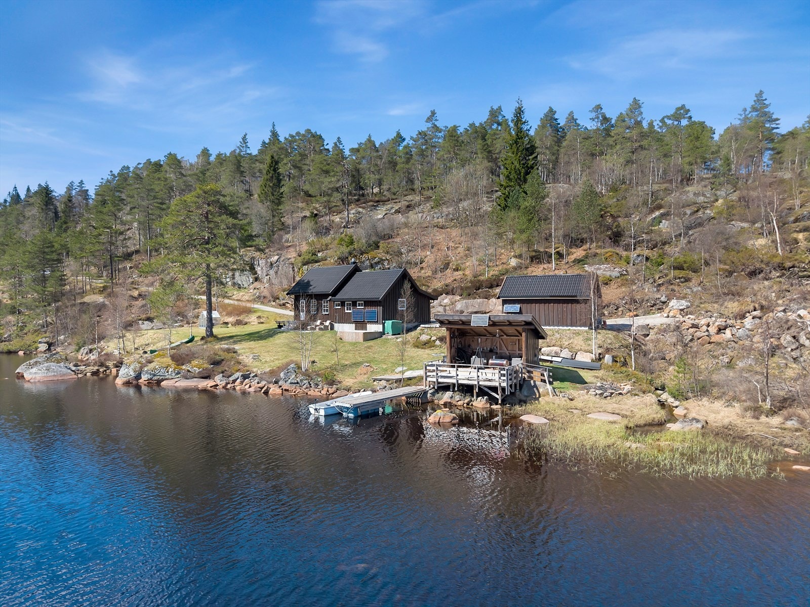 Eiendommen ligger vakkert til i et kulturlandskap preget av skog og vann. Galleribilde