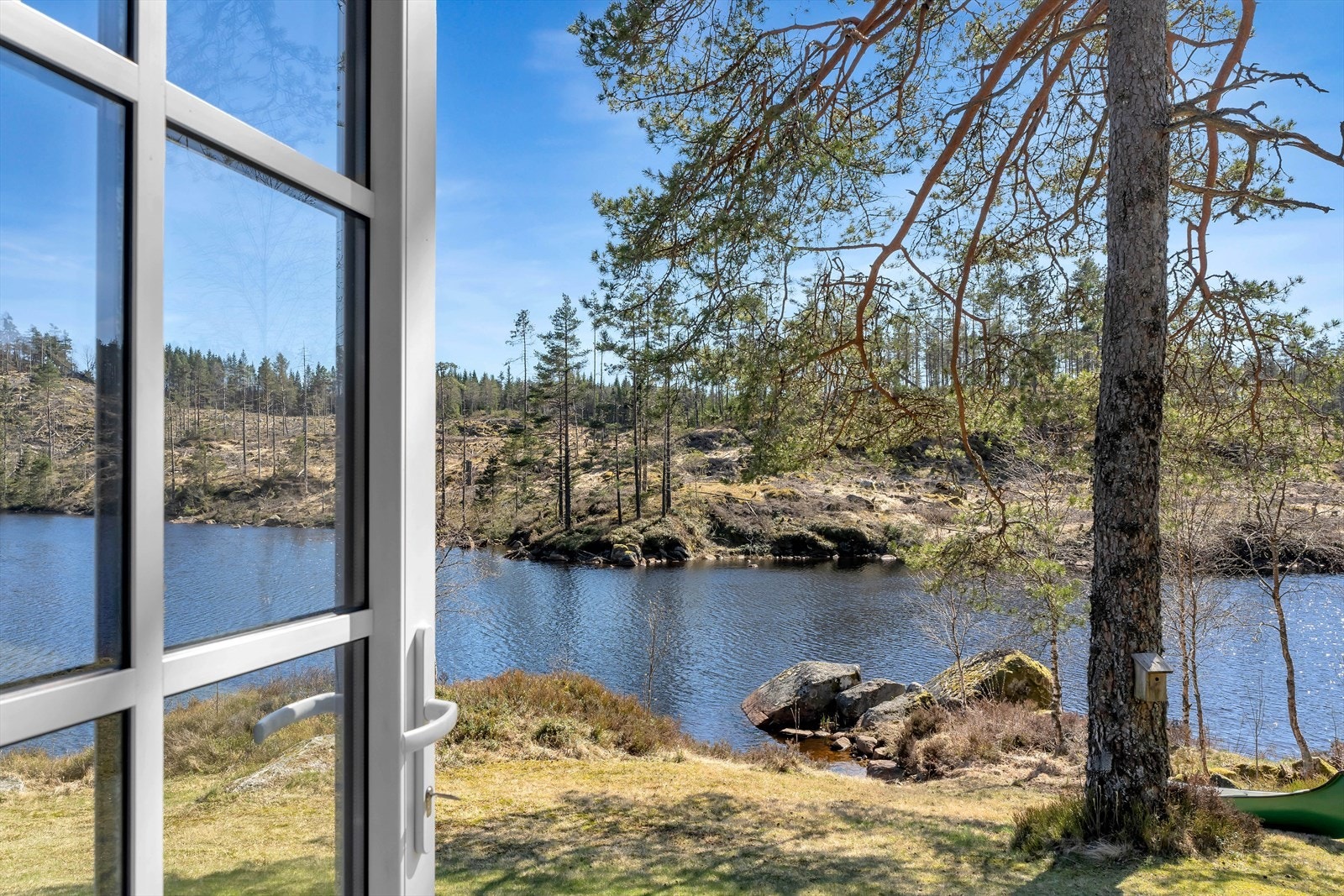 Her kan du starte dagen med et morgenbad og nyte kaffen med utsikt over det rolige vannet. Galleribilde
