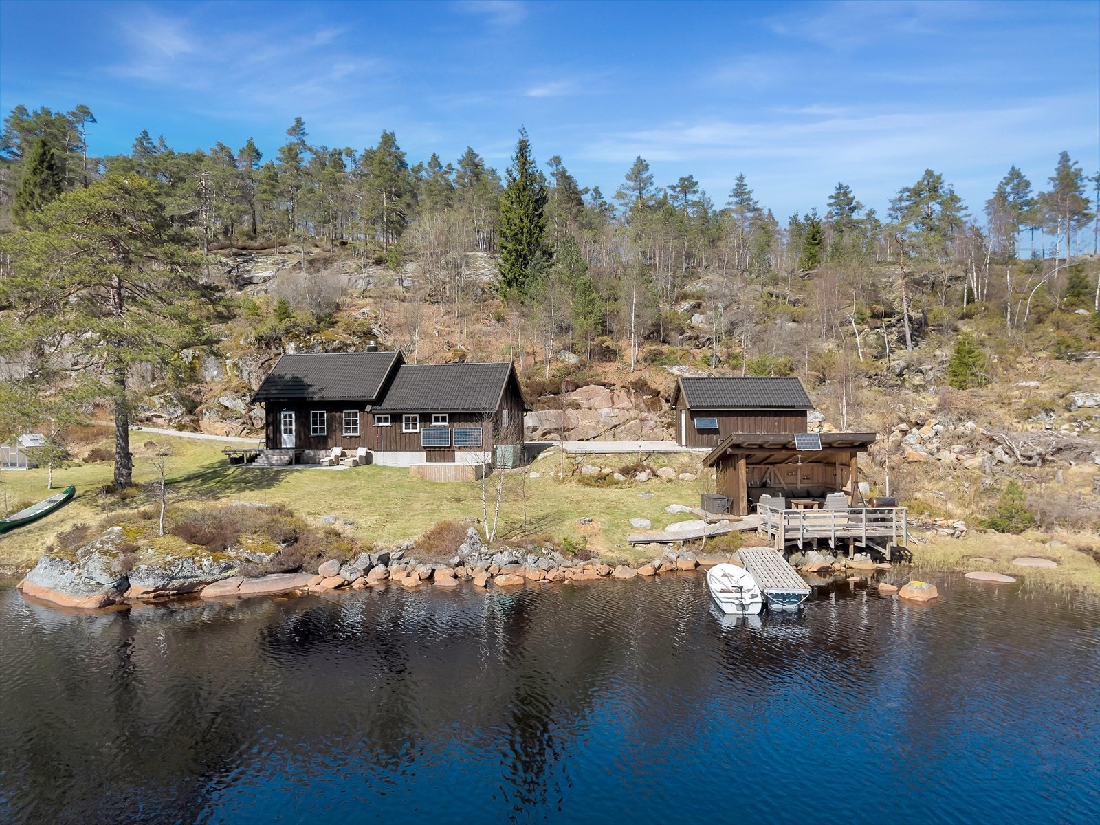 Velkommen til denne koselige hytta ved vannkanten! Foto: Boligfotografer Galleribilde
