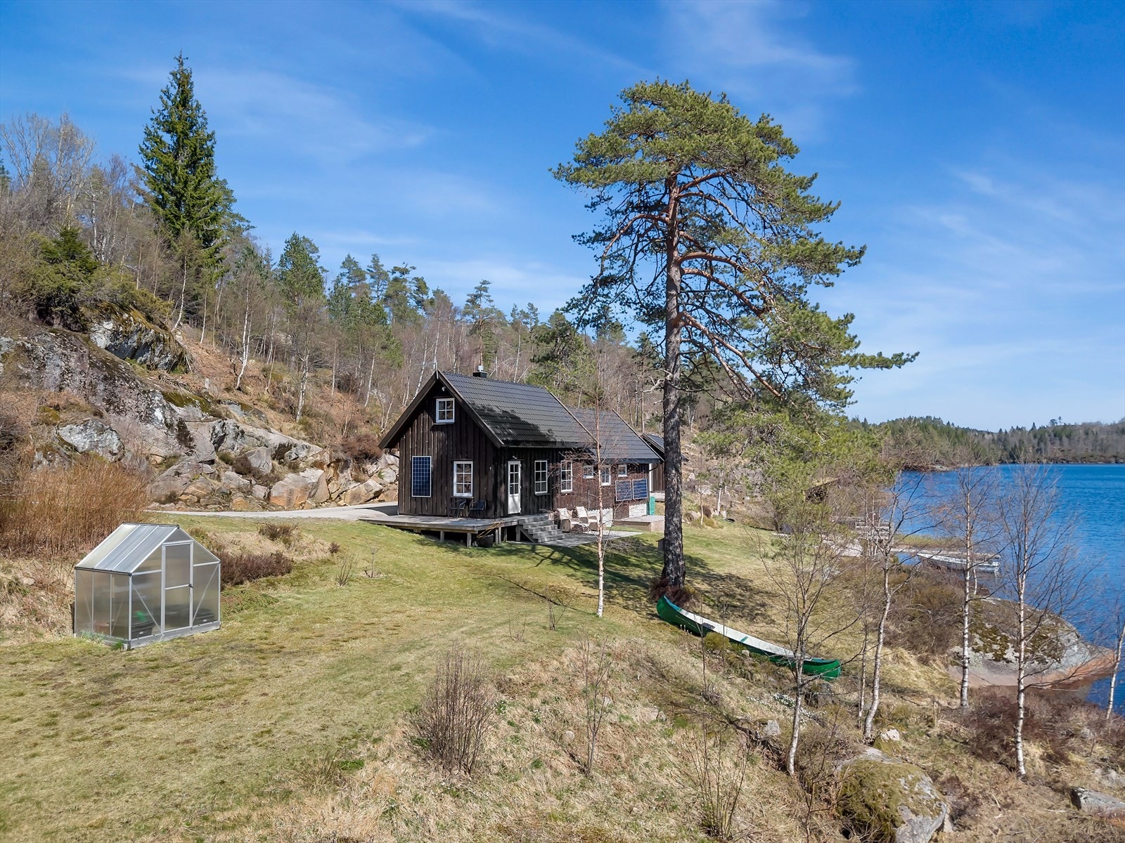 Fasaden har stående, flaskeskåren bordkledning som gir et tradisjonelt og robust uttrykk. Galleribilde