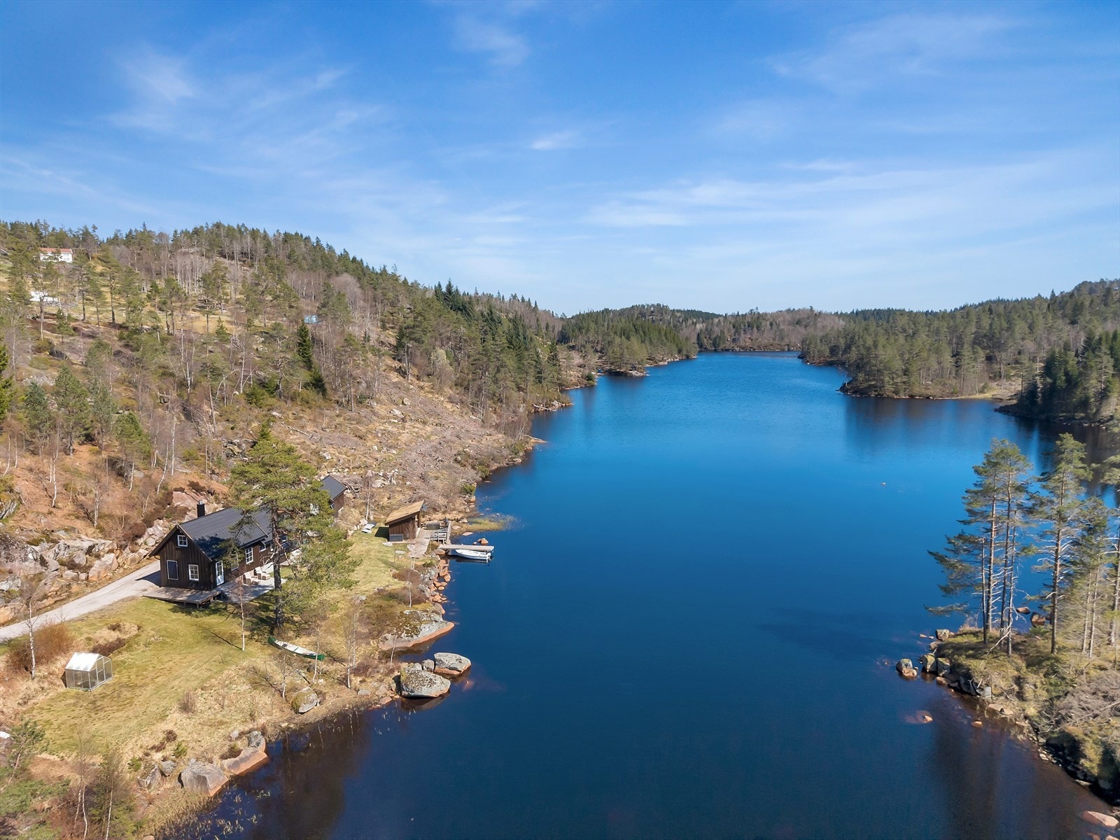 En sjelden mulighet til å sikre seg en hytte med egen strandlinje i fredelige omgivelser. Galleribilde