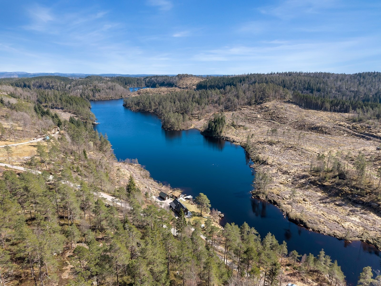 Området byr på gode friluftsmuligheter, med blant annet fiske- og bademuligheter i Bruskelandsvannet. Galleribilde