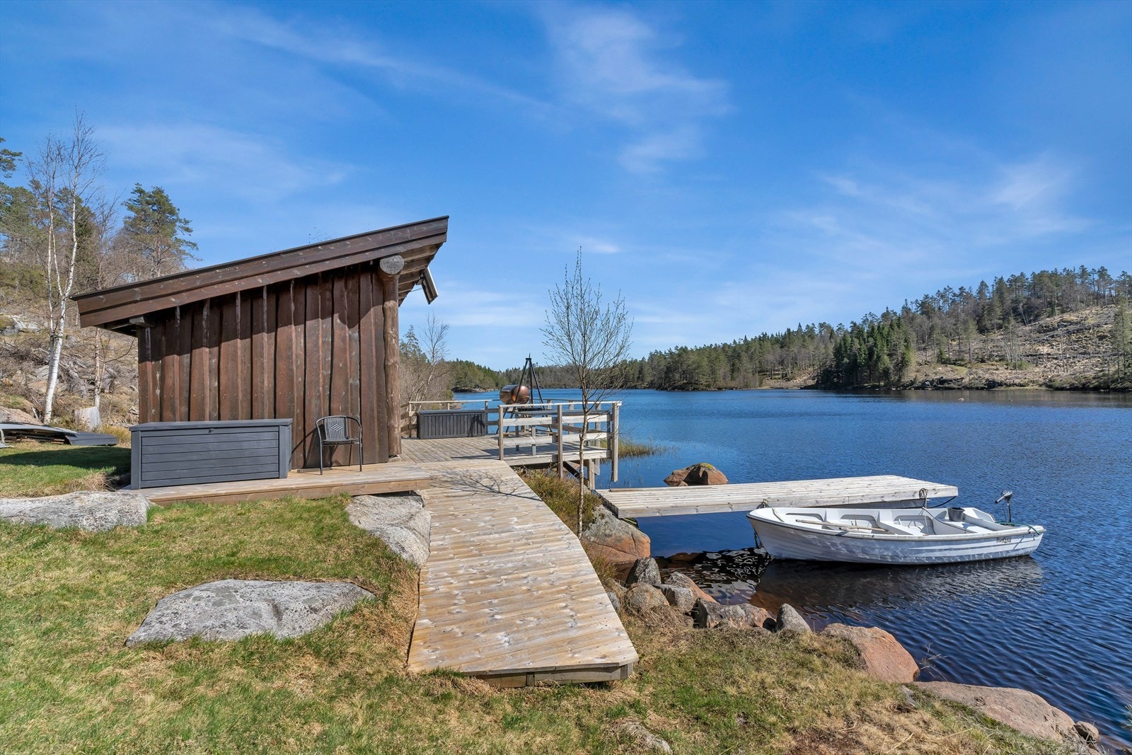 Nede ved vannet er det bygget en gapahuk med tilhørende terrasse og brygge. (Det foreligger ingen tegninger/godkjenninger av gapahuk/hagestue) Galleribilde
