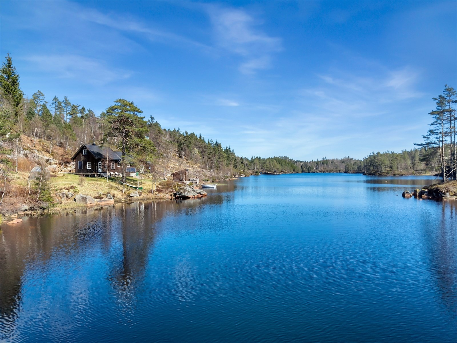Her kan du nyte stillheten og naturen, langt unna hverdagens kjas og mas. Galleribilde