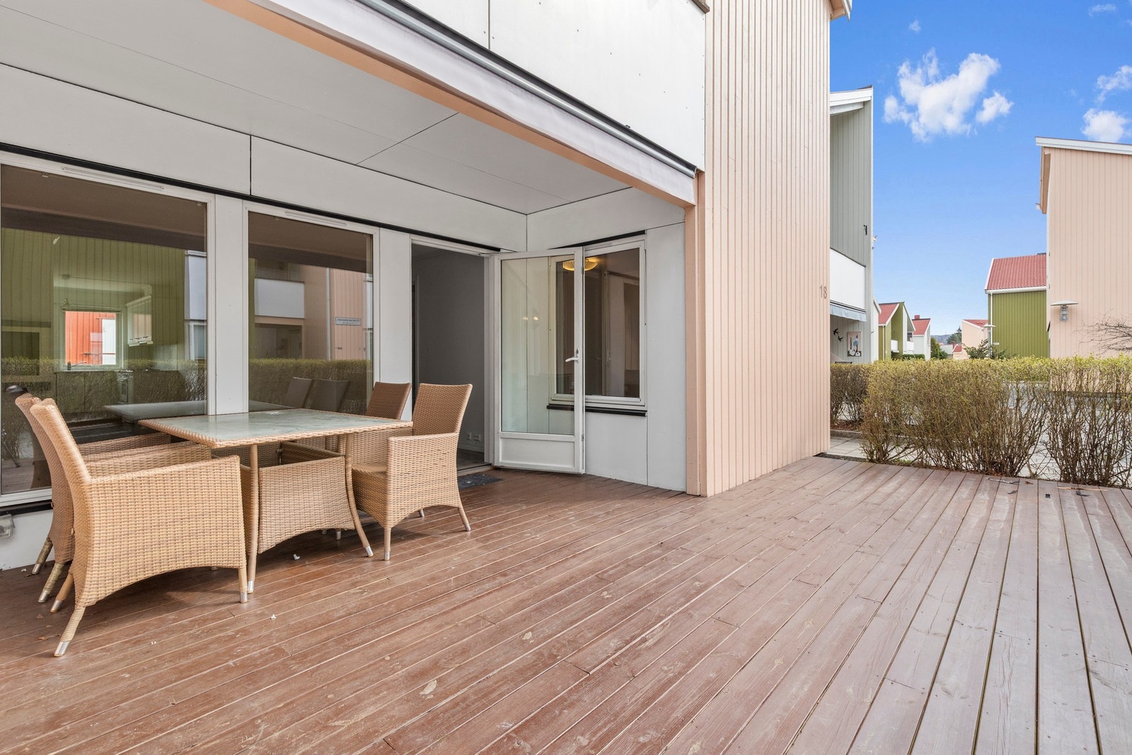 Terrasse med nabolaget i bakgrunn Galleribilde
