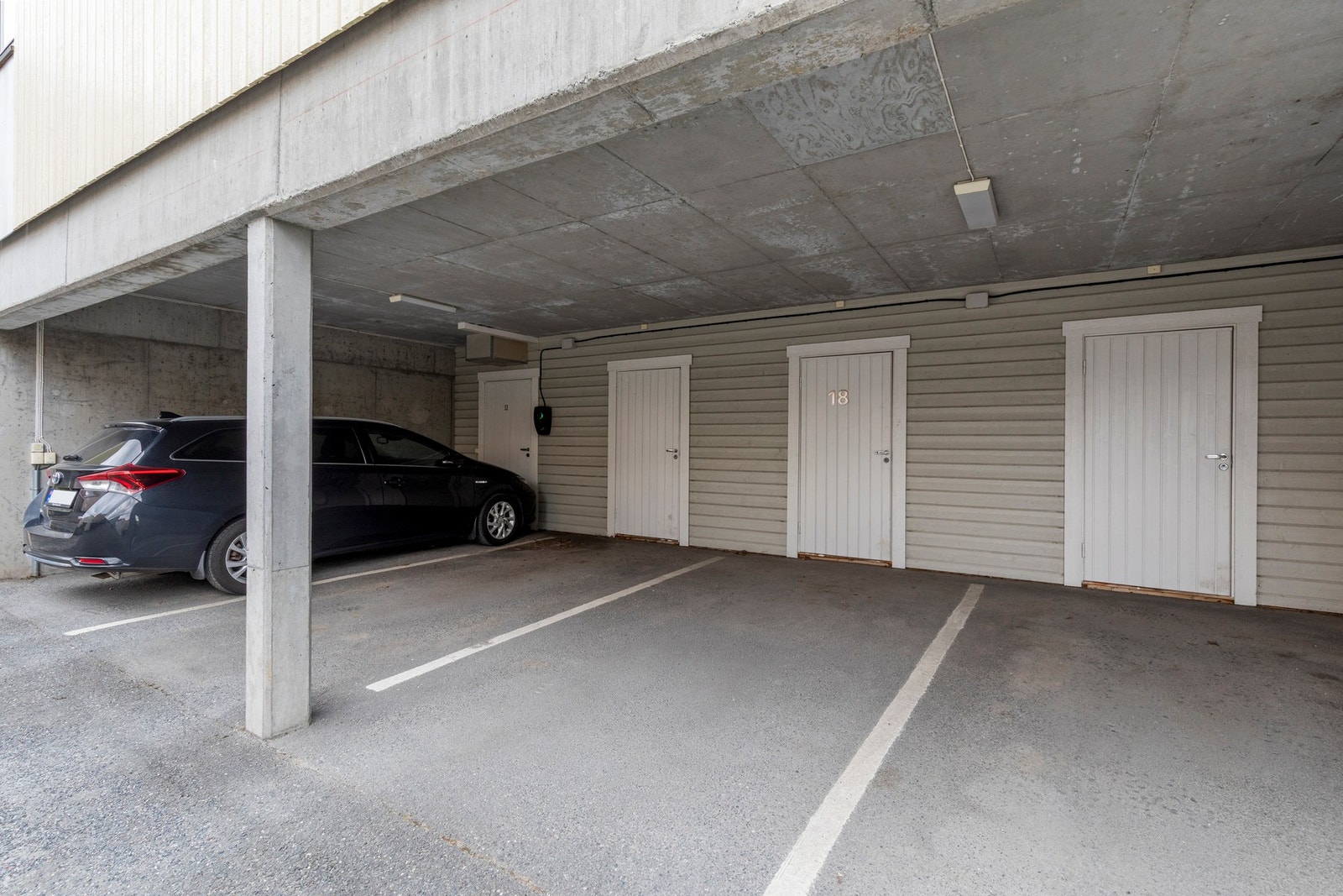 Parkering med bod i fremkant Galleribilde