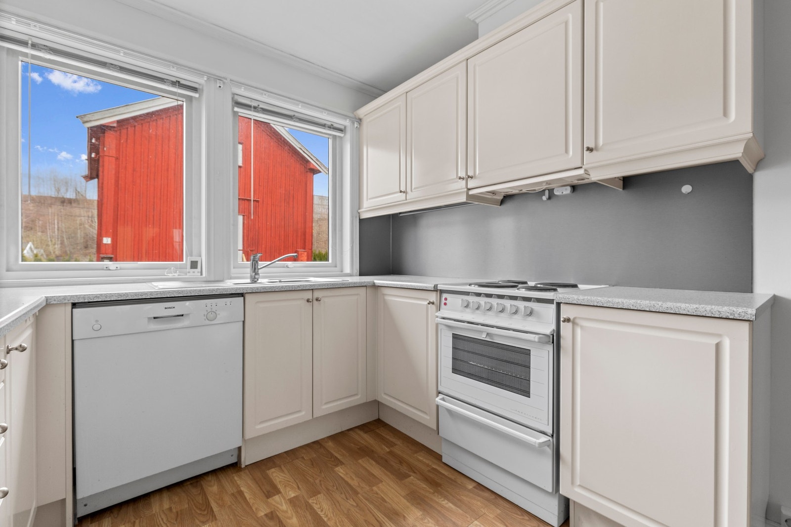 Kjøkken et med store vindusflater Galleribilde