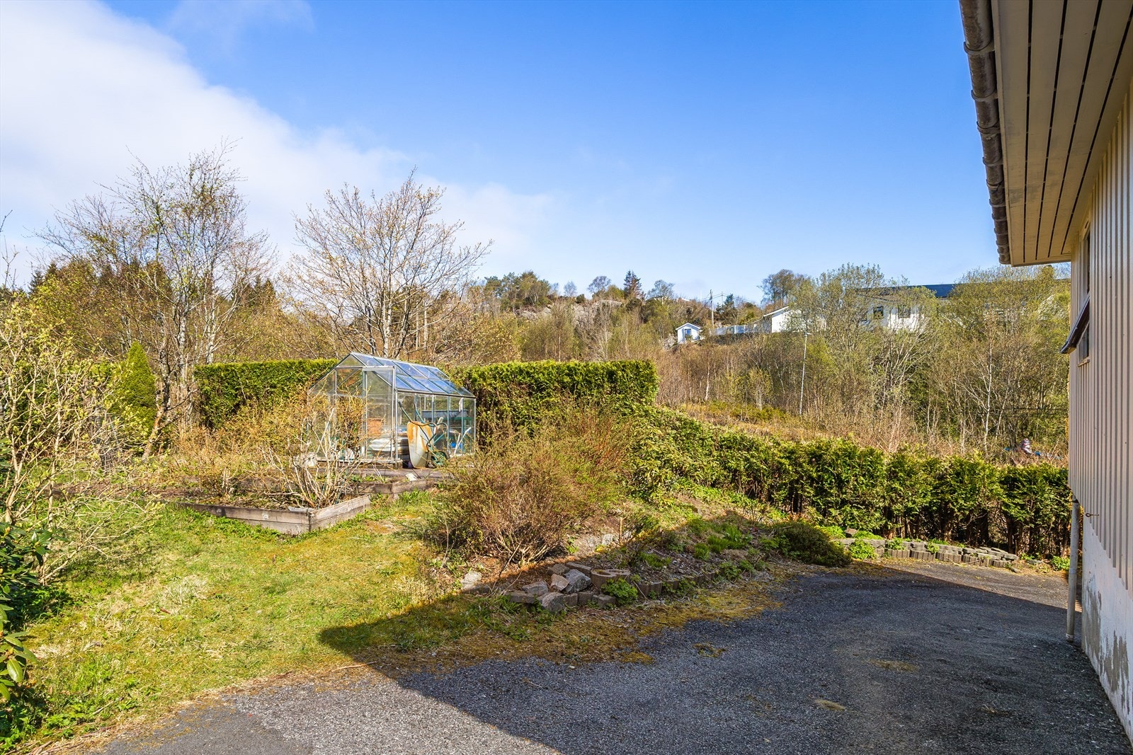 Hagen er opparbeidet, noe gjengrodd siste årene, men et flott utgangspunkt for de som liker å stelle med slikt. Galleribilde