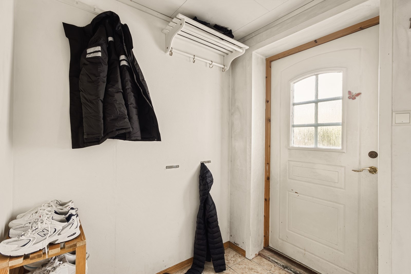 I godkjente tegninger fra byggeår er det kun boder, disponible rom, gang og fyrrom inntegner. I dag er store deler av kjelleren innredet som utleie, dette er ikke byggemeldt/søkt eller godkjent. Galleribilde