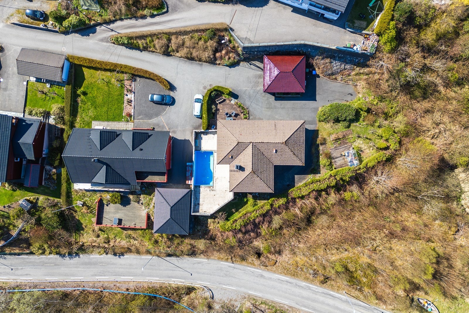 Dronefoto over eiendommen. Basseng og bassengområde er ikke byggemeldt eller godkjent av kommunen. Galleribilde