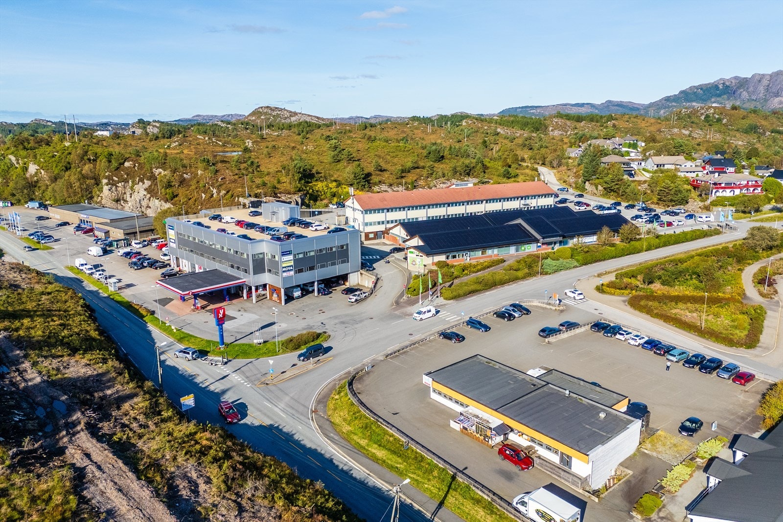 Skogsvåg med bl. a Sund senter mm. Galleribilde