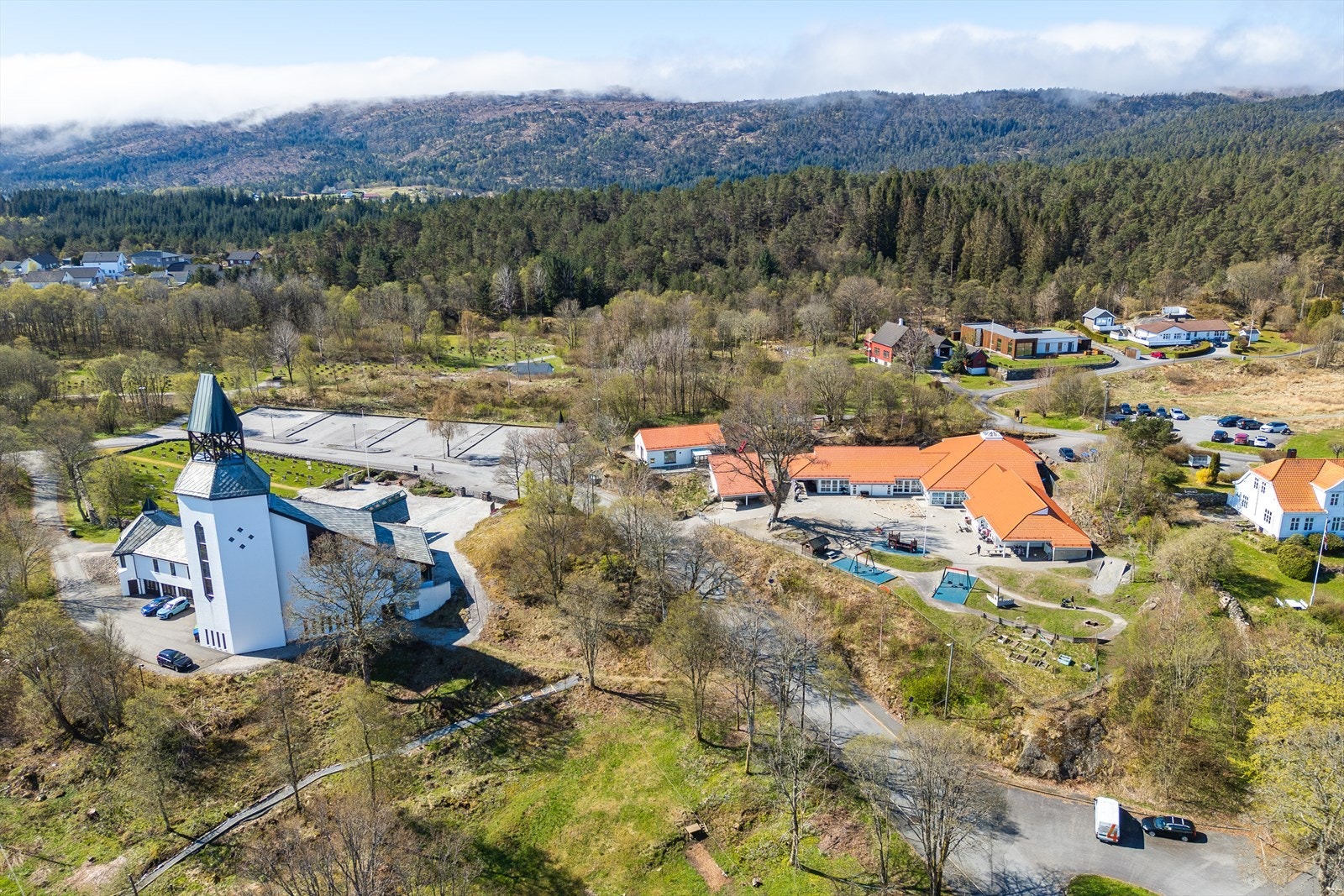 Nærområdebilde, her av Sund kirke og barnehage. Galleribilde