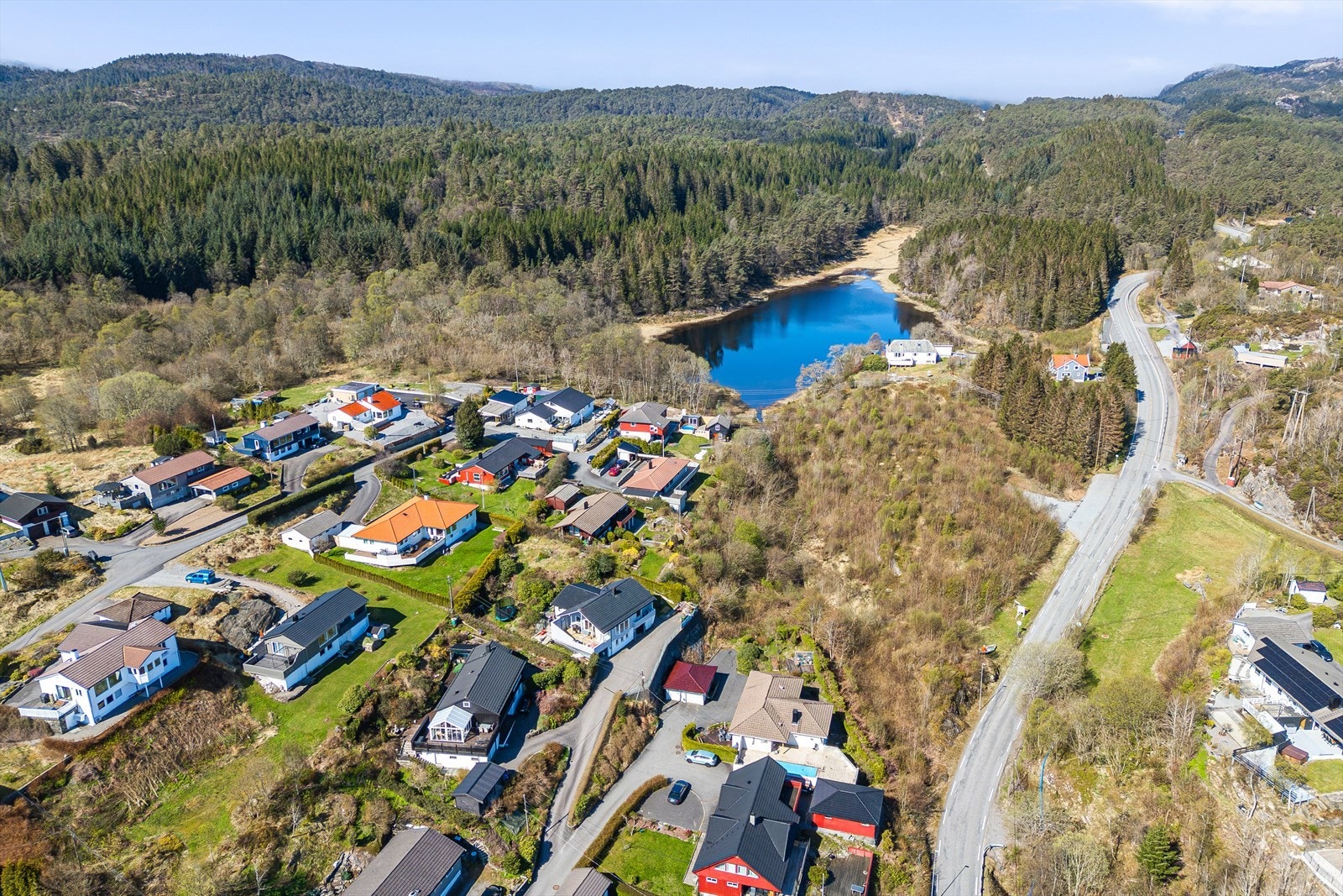 Dronefoto over eiendommen og nærområde like ved. Galleribilde