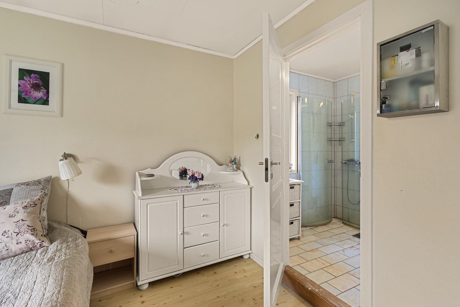 Fra soverom 1 er det dør til badet i 1. etasje. Galleribilde