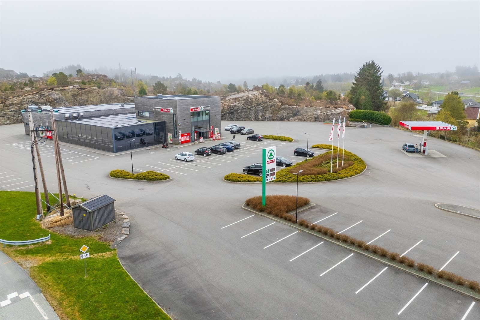 Dagligvarebutikk på Forland, noen minutters kjøring unna. Galleribilde