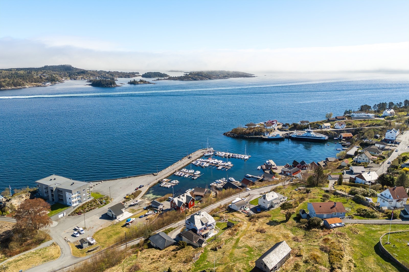 Klokkarvik kai, molo og båtforening. Galleribilde