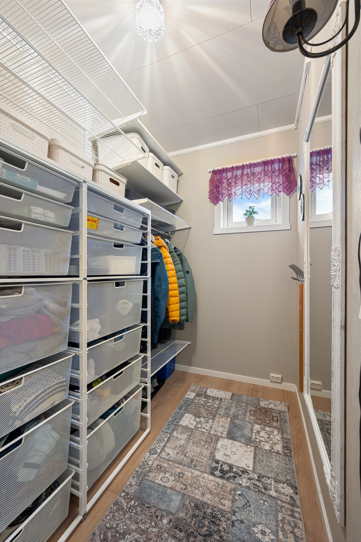 Garderobe for ekstra oppbevaring Galleribilde
