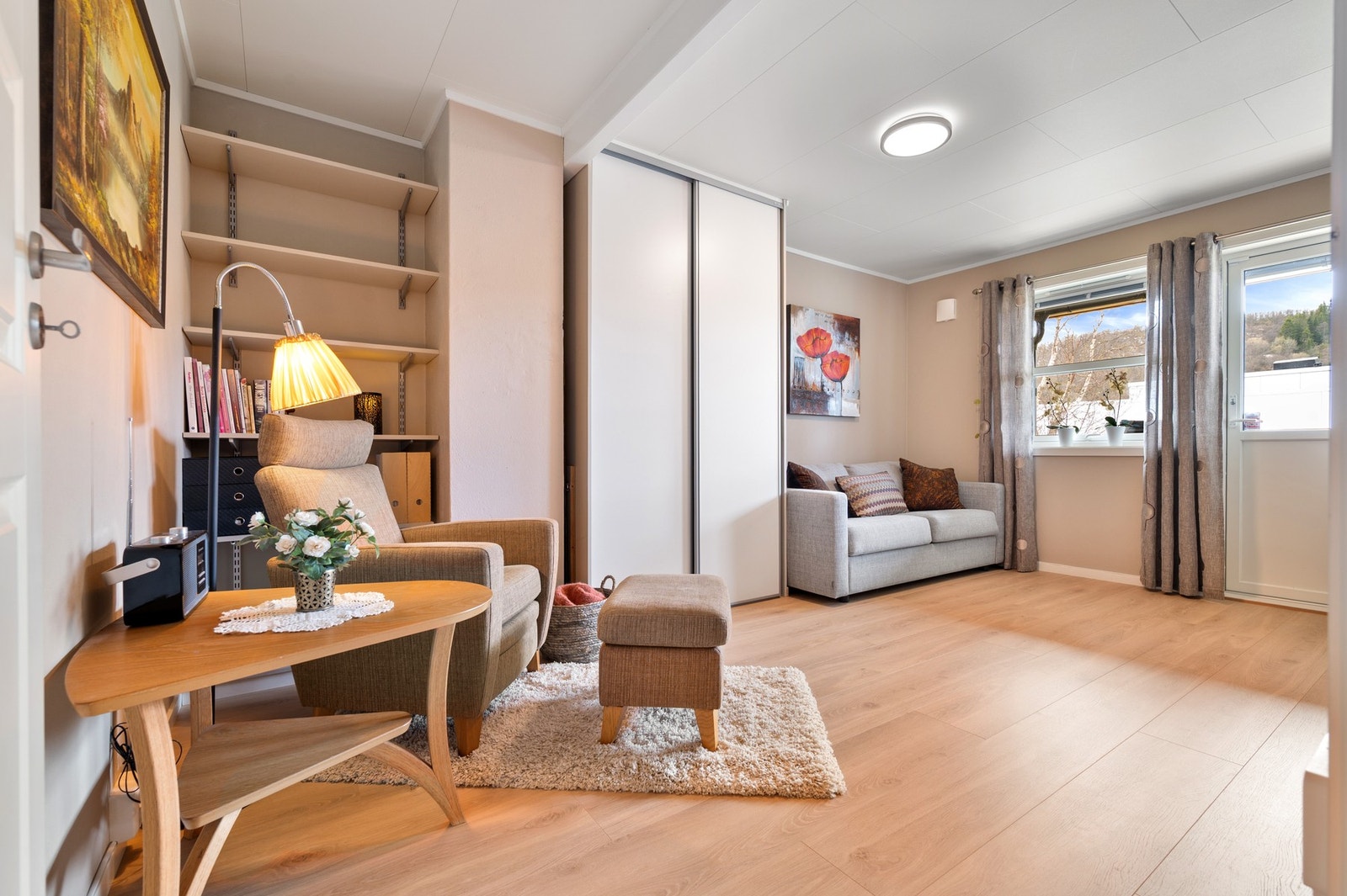 Soverom 1 - Stort og romslig rom med god plass til seng og garderobe.. Galleribilde