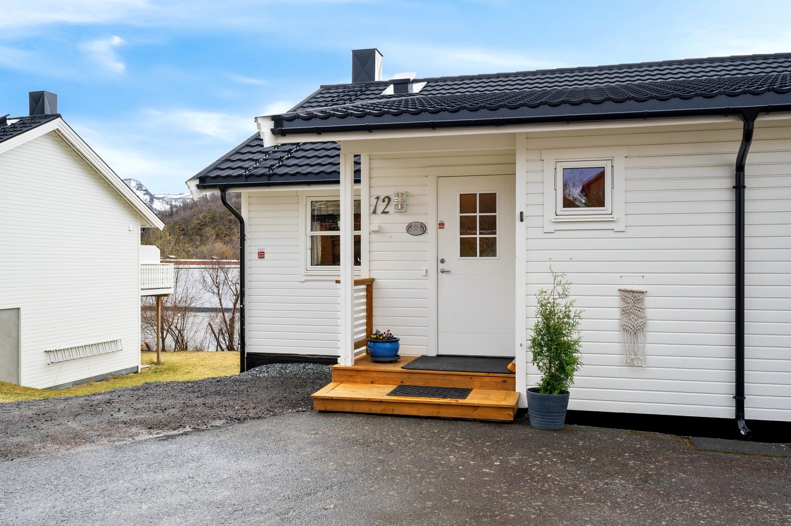 Nærhet til dagligvare, skole og kjøpesenter gir en enkel og praktisk hverdag Galleribilde