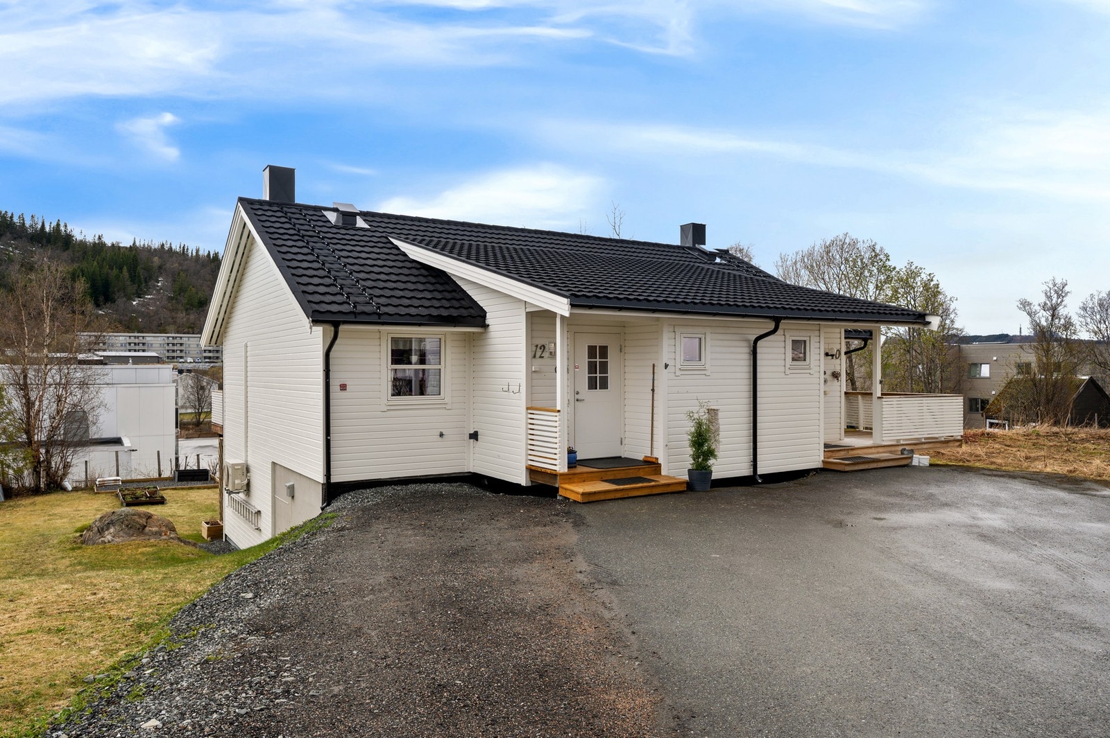 Parkering utenfor egen halvpart Galleribilde