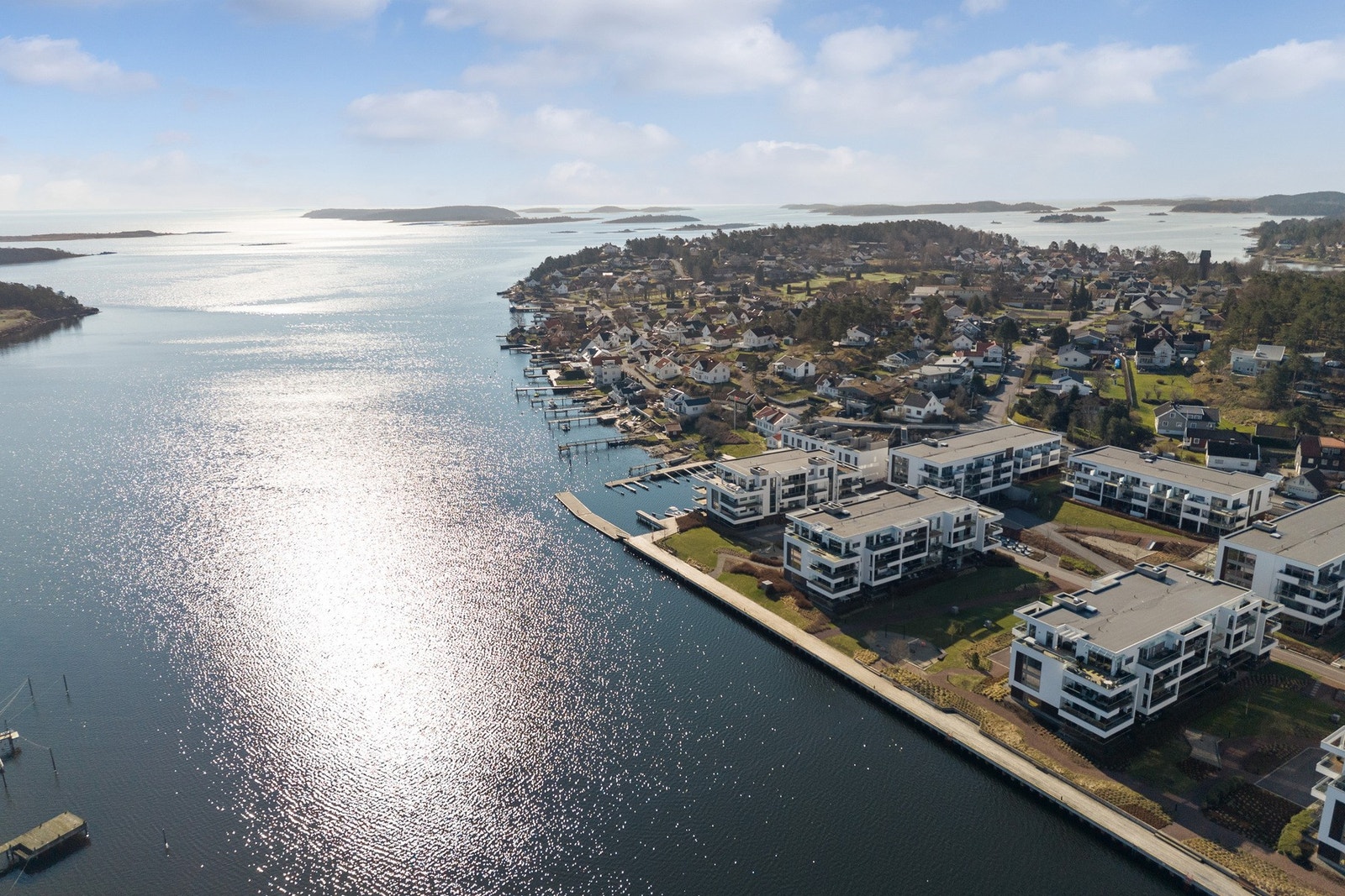 Nærområdet byr på badstue for lokalmiljøets bruk, og sameiet har utlån av kajakker. Galleribilde