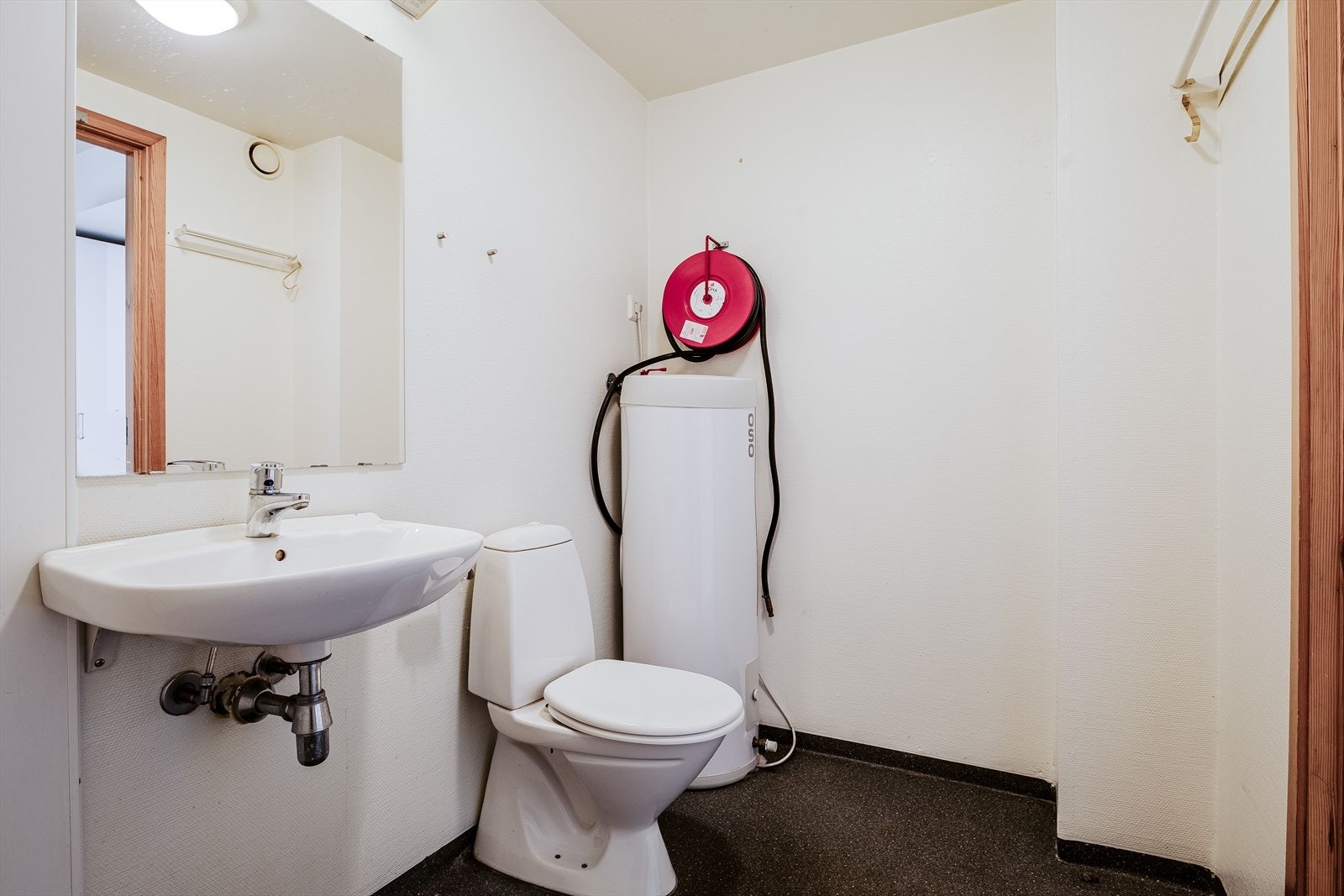 Bad med opplegg for vaskemaskin Galleribilde