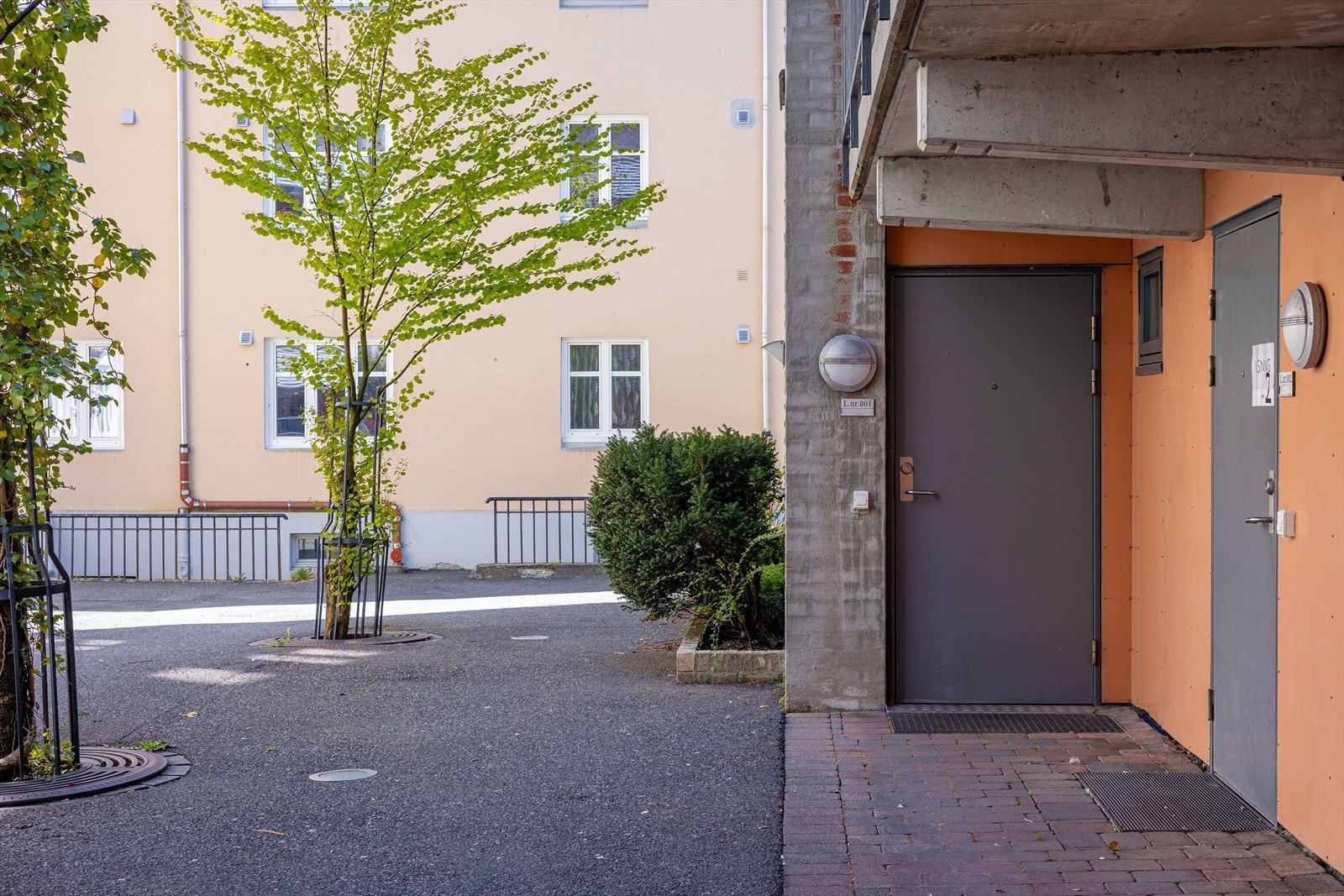 Inngangsdør sett fra bakgården Galleribilde