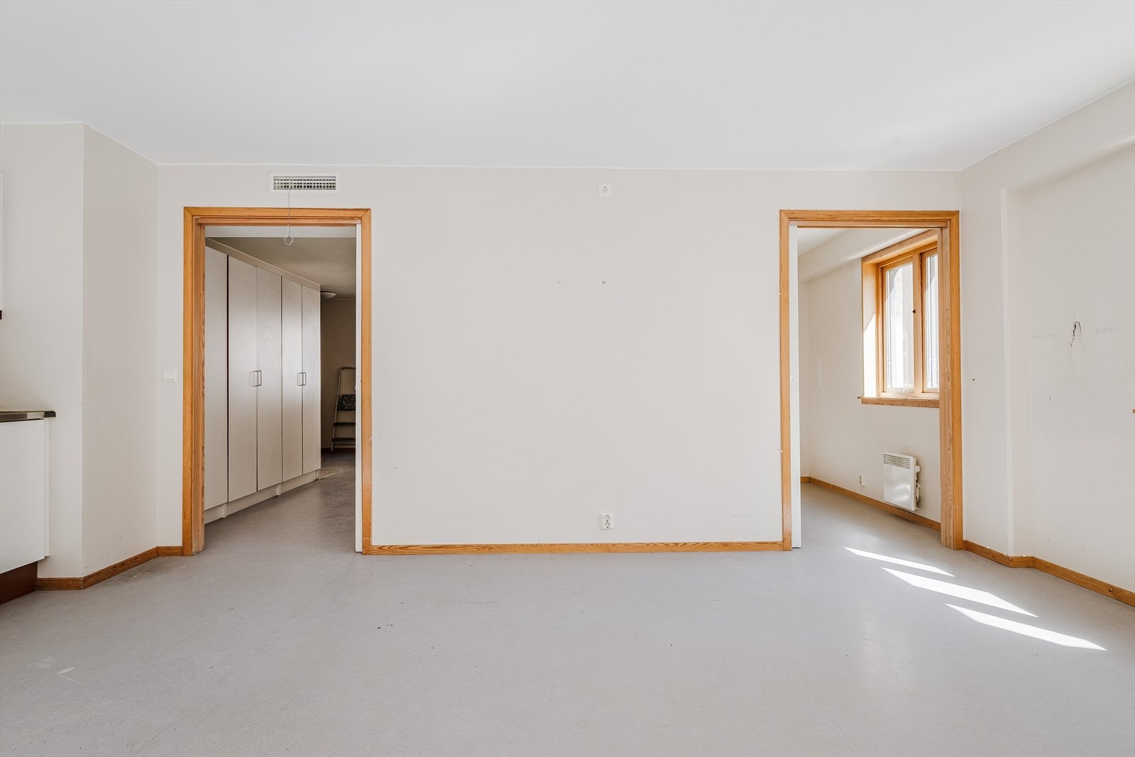 Dør mot entre og et soverom sett fra stue Galleribilde
