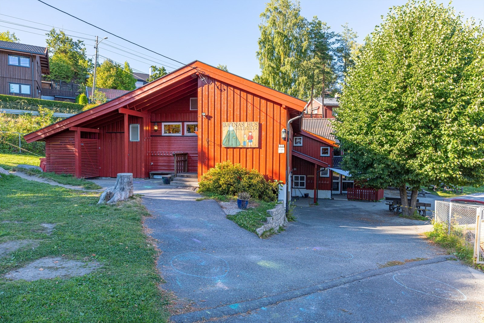 Det er flere barnehager i nabolaget, her fra Gullhella Barnas Hus. Galleribilde