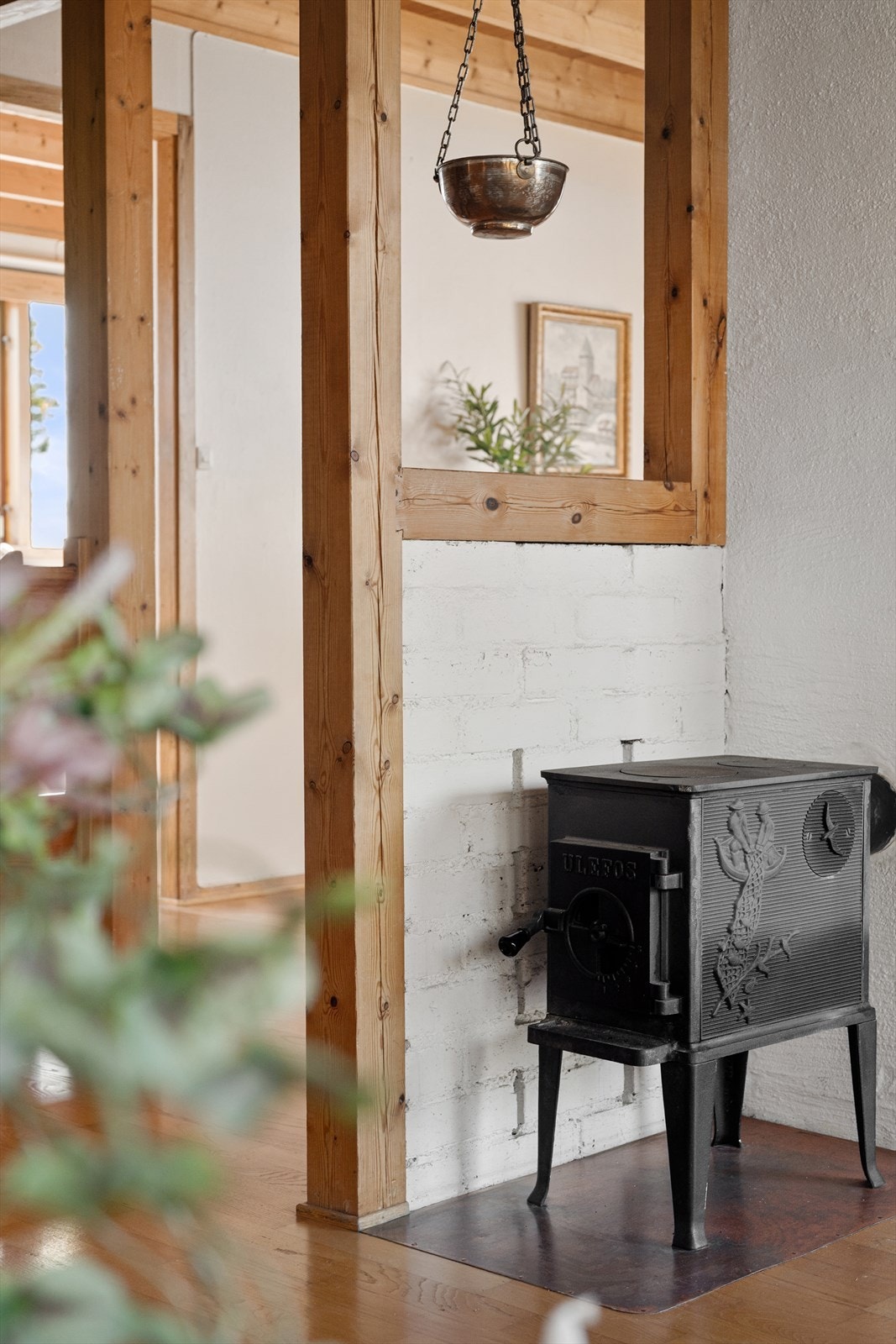 I stuen er det installert kamin som bidrar til oppvarming. Galleribilde