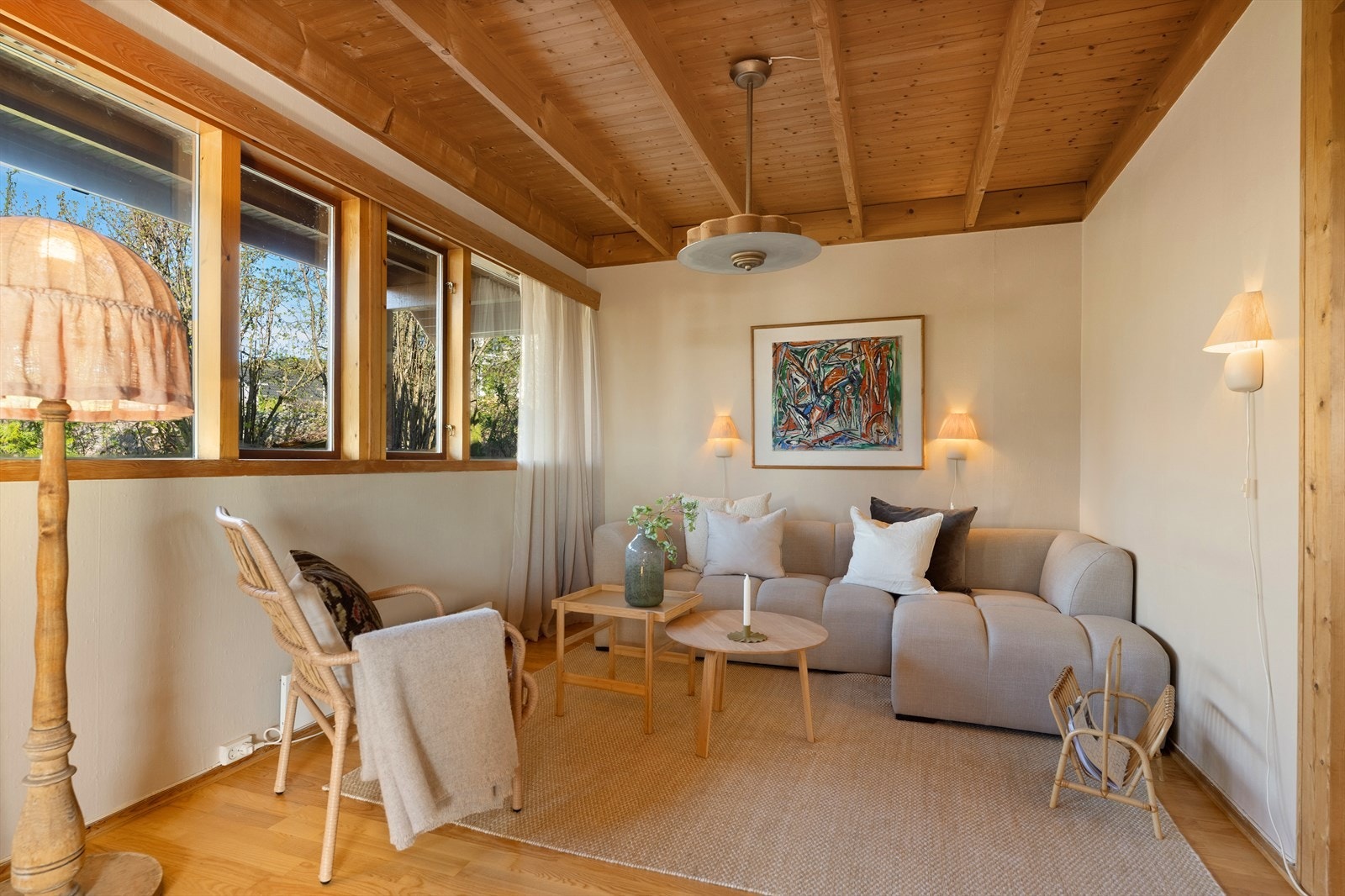Overflatene består av parkett på gulv, malt tapet på vegger og panel i himling. Galleribilde