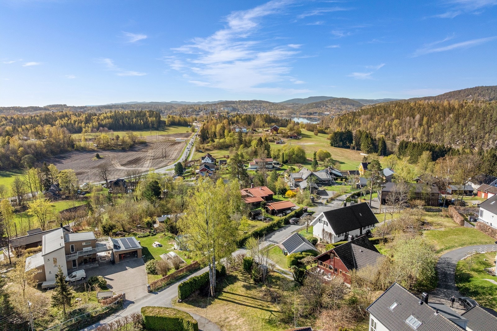 Nærområdet byr på nærhet til marka, fjorden, skoler og barnehager, samt flotte tur- og skimuligheter året rundt. Galleribilde