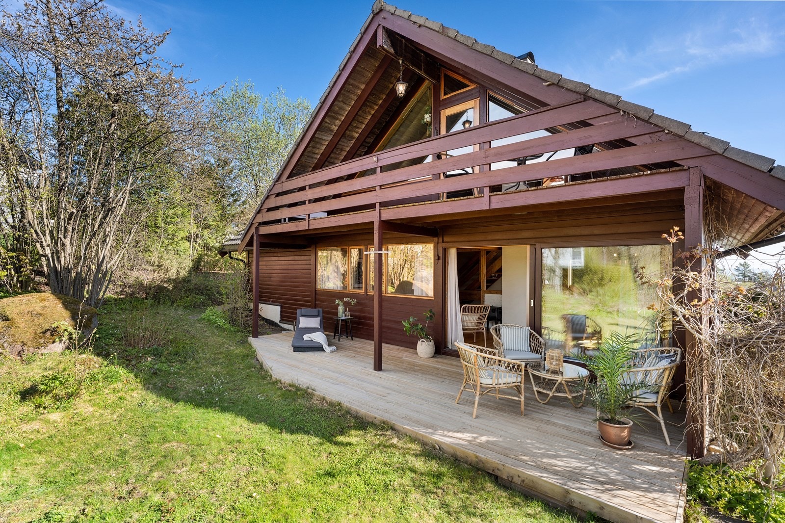 Terrassen er delvis overbygd og har videre adkomst til hagen. Her er det god plass til både loungegruppe og solsenger. Den vestvendte beliggenheten gir gode solforhold utover ettermiddagen. Galleribilde