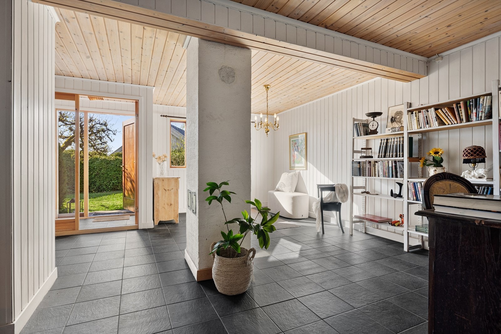 Rommet har flislagt gulv med gulvvarme, malt panel på vegger og panel i himling. Rommet er ikke omsøkt/godkjent for varig opphold. Galleribilde