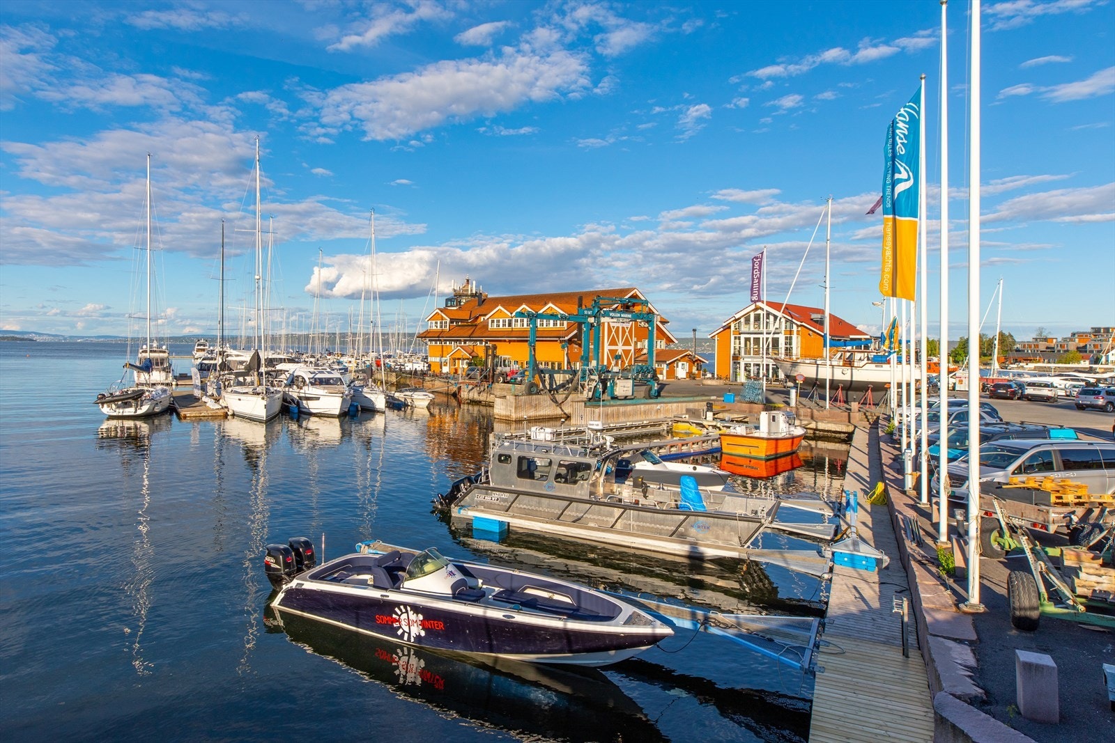 I Vollen finner du marina, butikker og restaurant med bar. Galleribilde